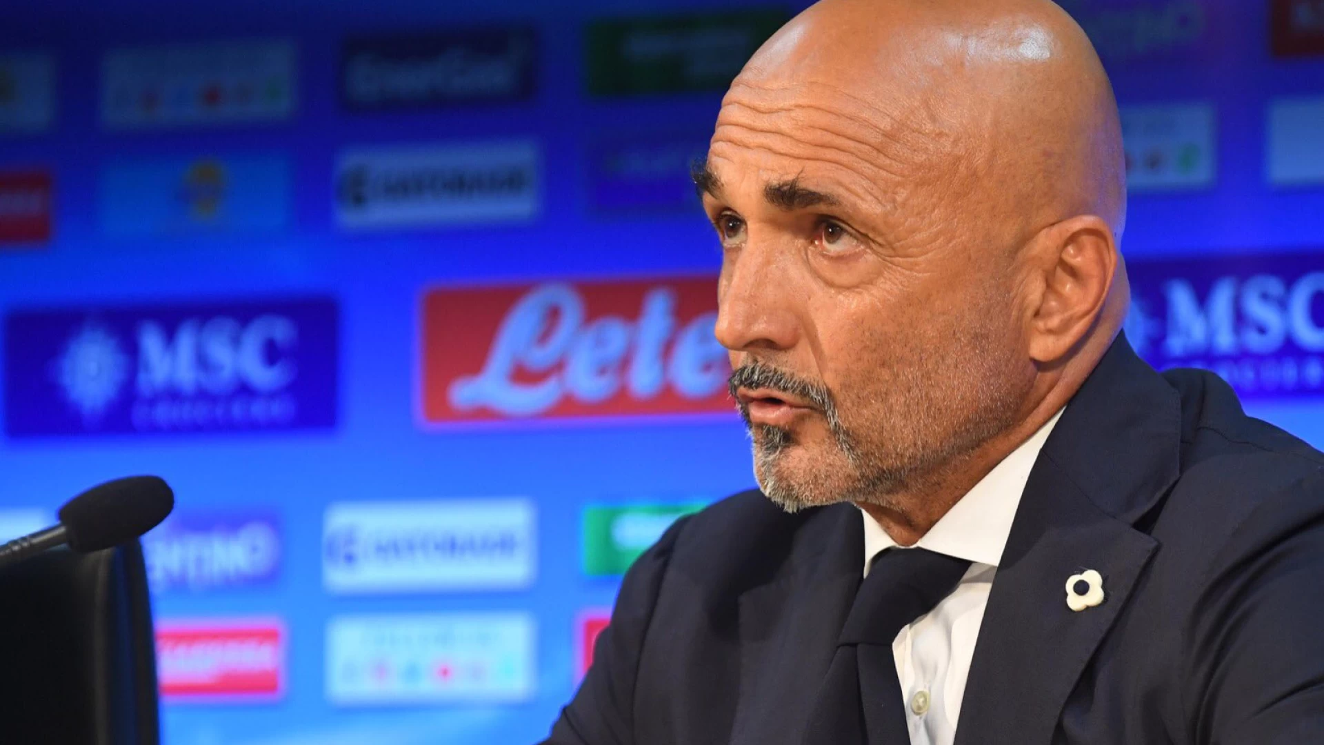 Il Napoli presenta Spalletti. “Voglio una squadra di scugnizzi attaccati alla città. I giocatori non devono essere motivati. La loro maglia è la motivazione”.