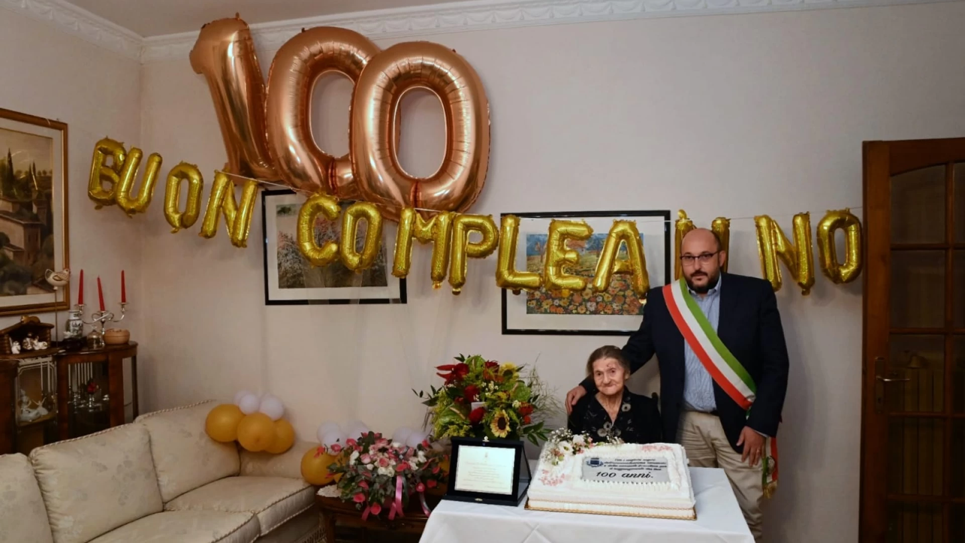 Fornelli in festa per i 100 anni di Vincenza Di Carlo. L’Amministrazione comunale le dona una targa ricordo.