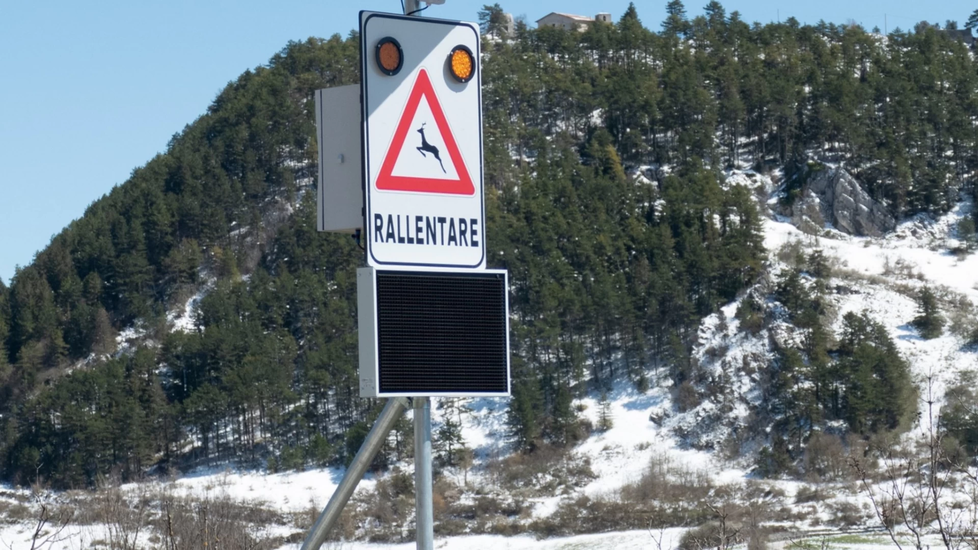 Sistema di prevenzione per investimenti stradali della fauna. Tecnici del Pnalm al lavoro. Installato il primo AVC PS.