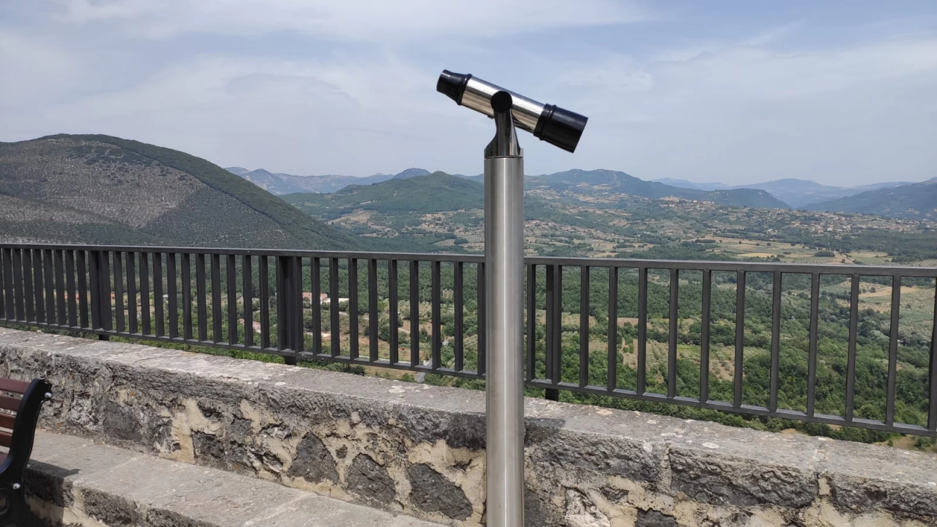 Montaquila: dalla piazza centrale del paese si osserva il panorama della Valle grazie al cannocchiale installato dal comune.