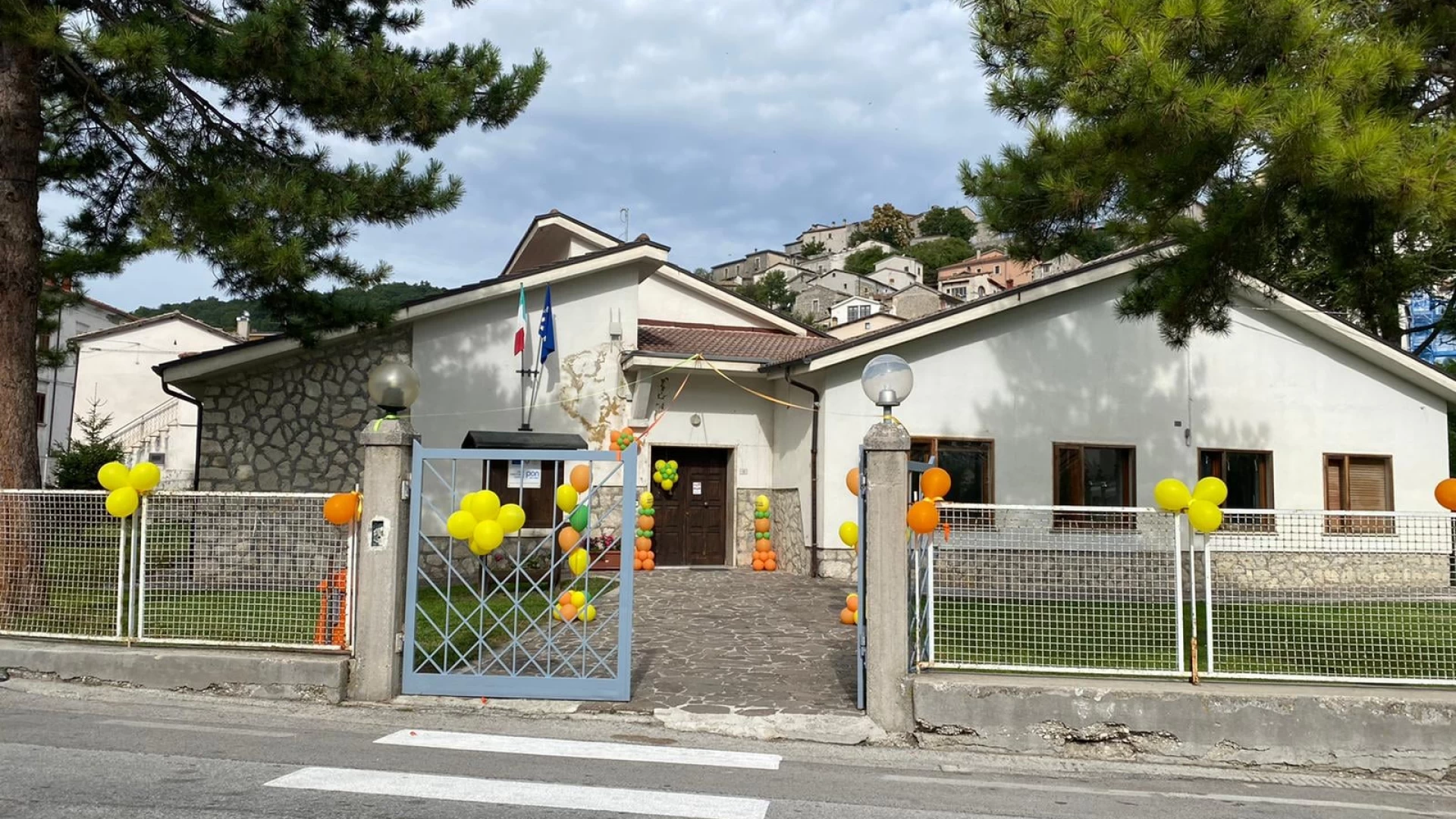 Montenero Val Cocchiara: dopo anni di chiusura riapre l’edificio scolastico con la materna che accoglie i piccoli alunni.