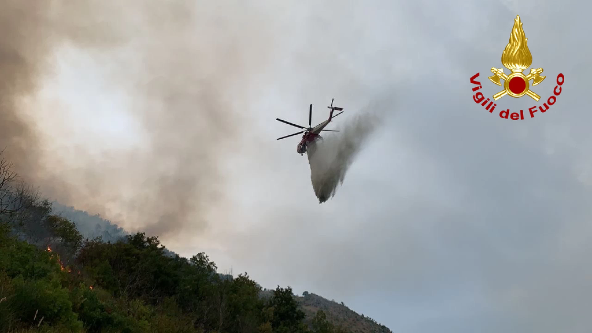Venafro: circoscritte le fiamme dell’incendio in località Vallecupa. In azione anche un Canadair.