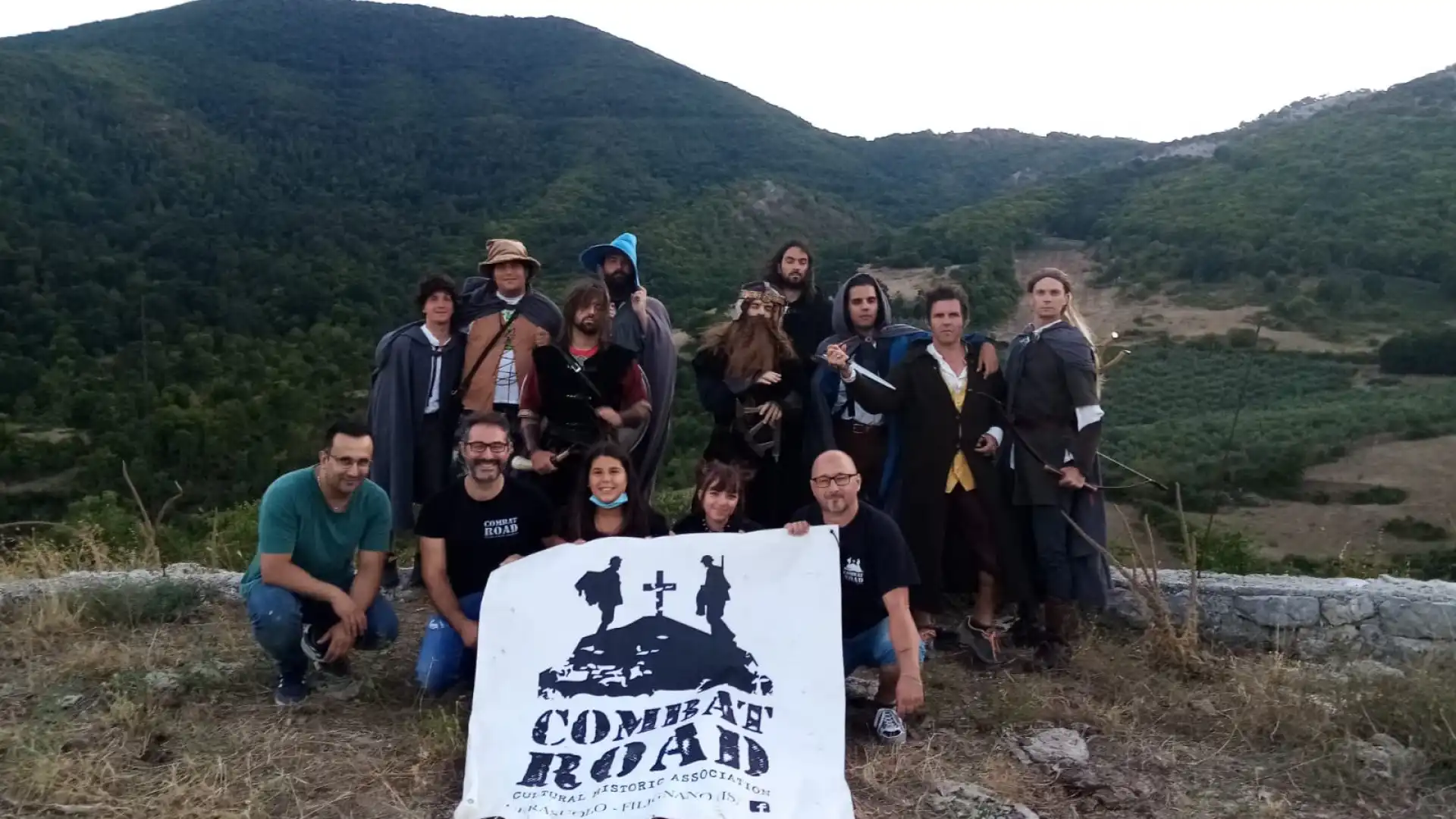 Sesto Campano: il gruppo My Hobbit Life sosta sul territorio e viene accolto dai volontari di Combat Road. Giungeranno al Vesuvio per distruggere l’anello del potere nel vulcano.