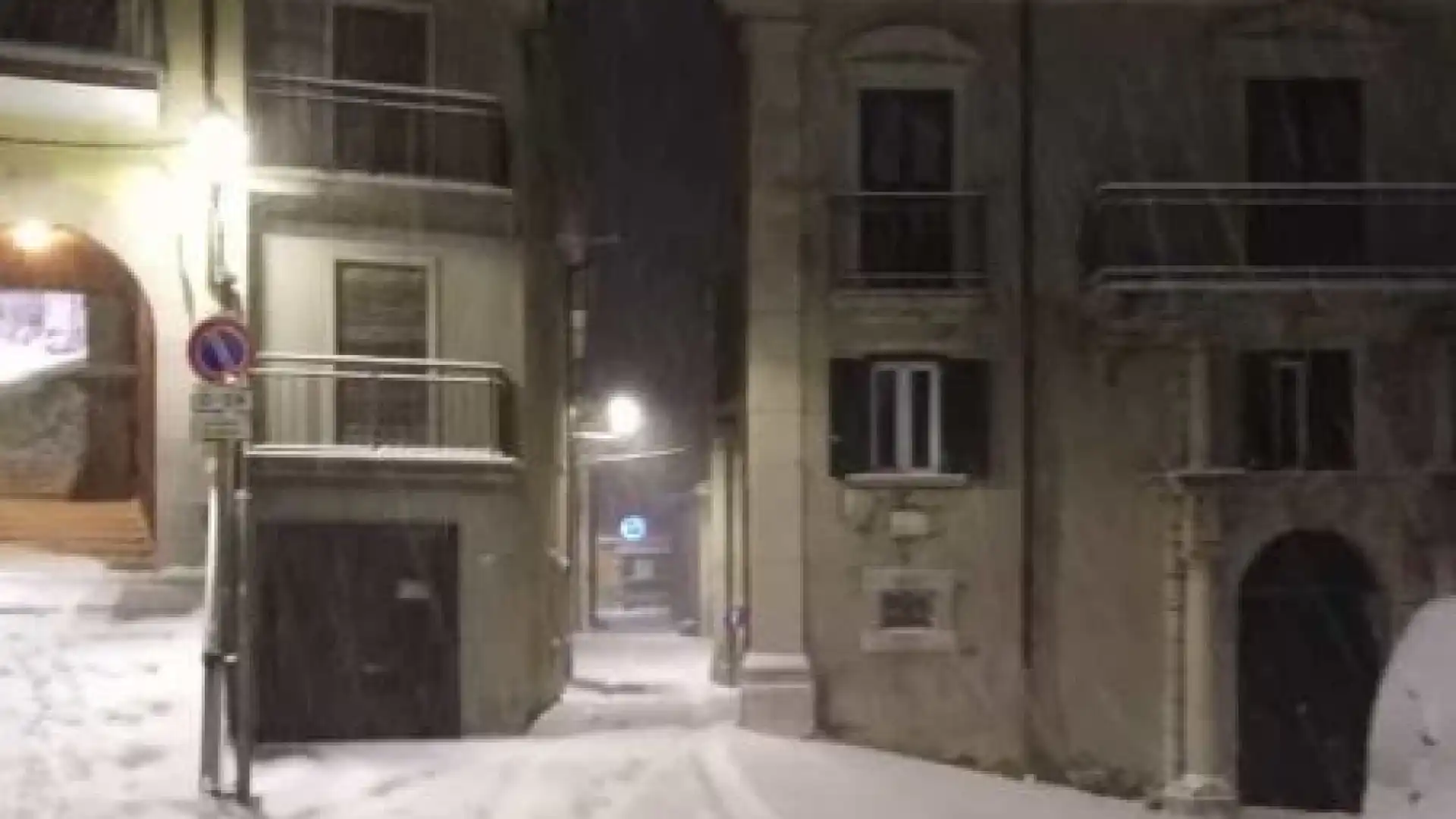 La neve arriva anche in Provincia di Isernia. Poderosa bufera in atto a Rionero Sannitico con traffico in tilt. Primi fiocchi sulla città di Isernia.