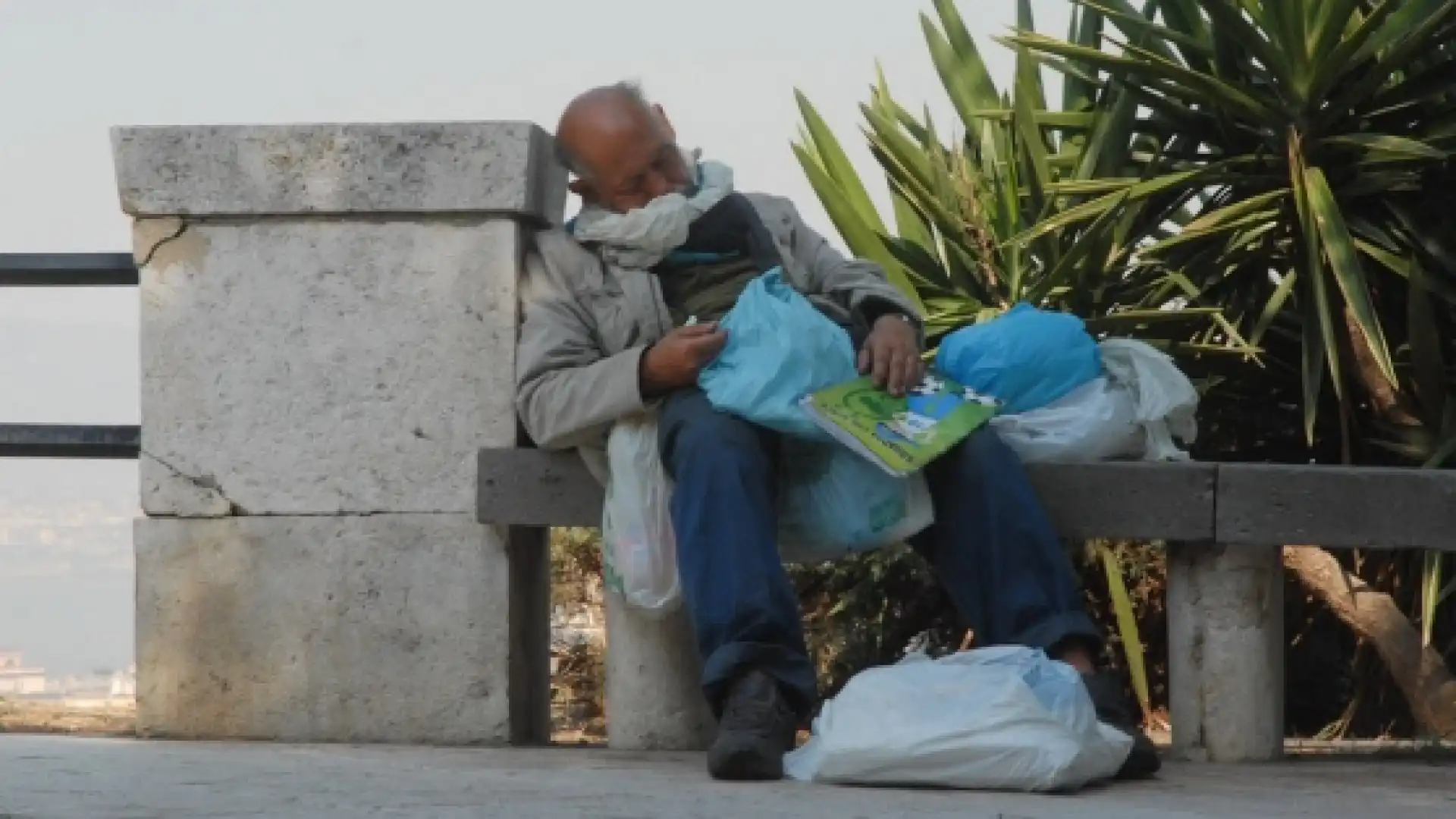 Isernia: clochard nei pressi dell'ospedale Veneziale. La segnalazione di alcuni lettori. "Andrebbero aiutati e tolti da quel posto".