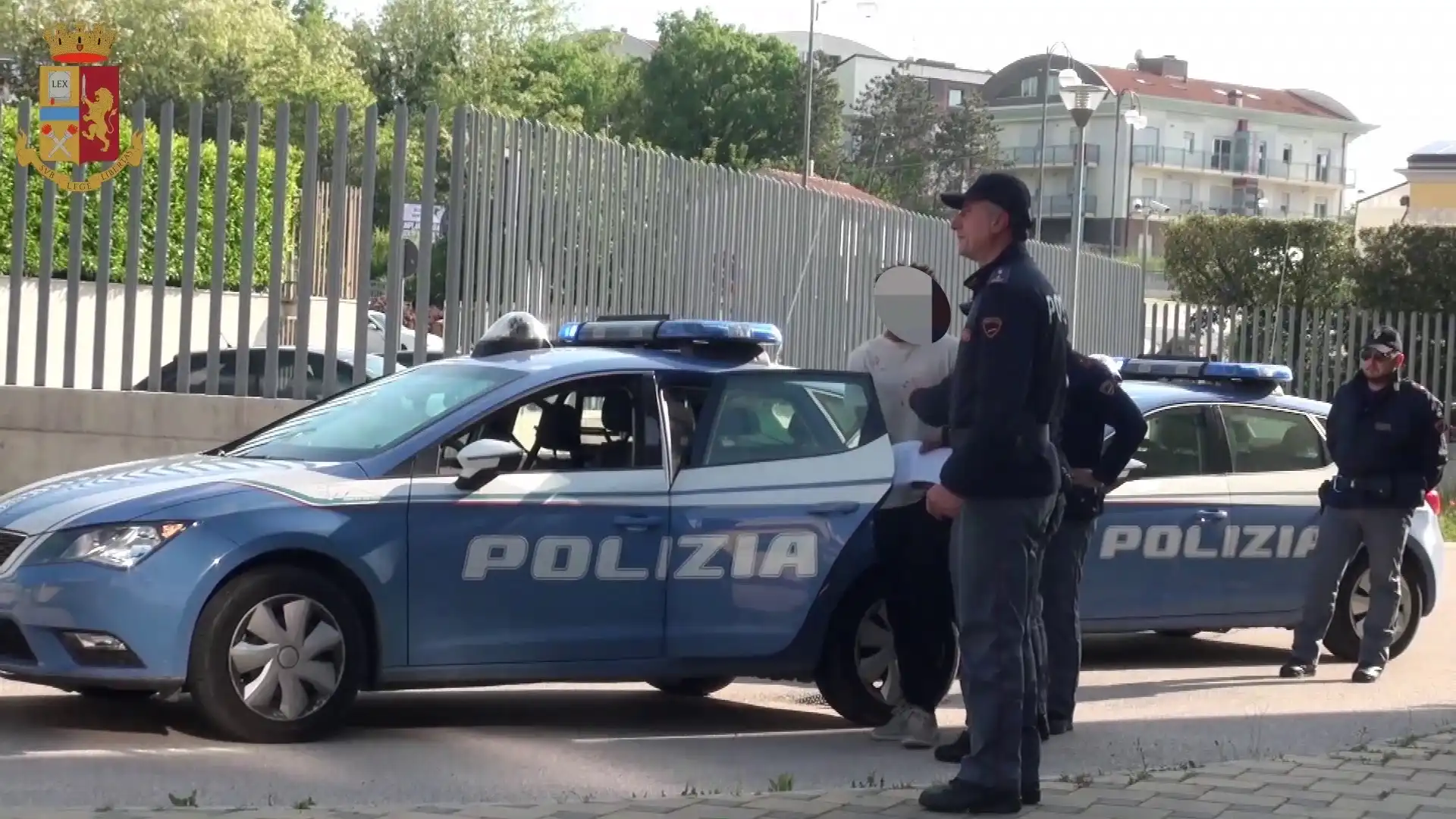 Isernia: scene da film in centro. La Polizia arresta un giovane che aggredisce gli agenti all’esterno di un supermercato.