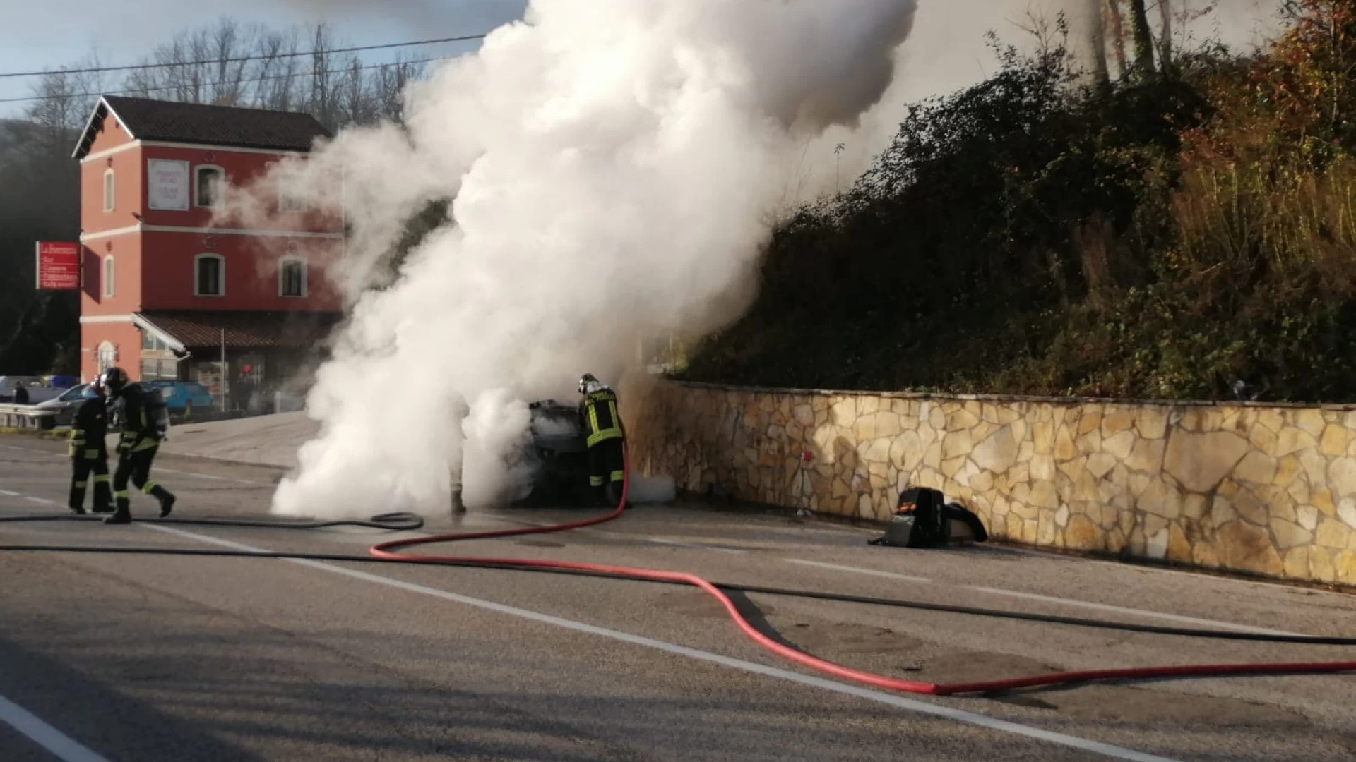 Colli a Volturno-Rocchetta: auto va in fiamme sulla statale 158. Intervengono i Vigili del Fuoco