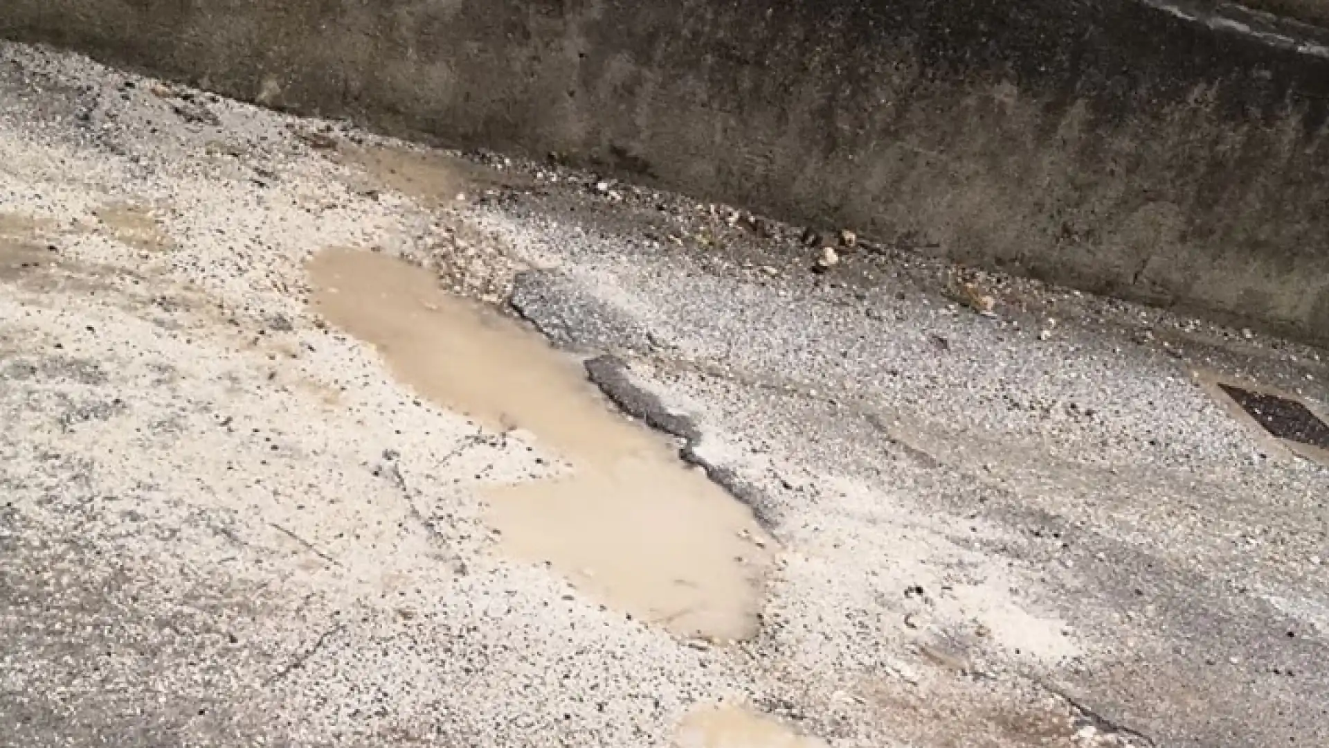 Roccaravindola: allarme voragini sulla strada comunale nei pressi della stazione. Le piogge hanno causato danni al manto stradale.