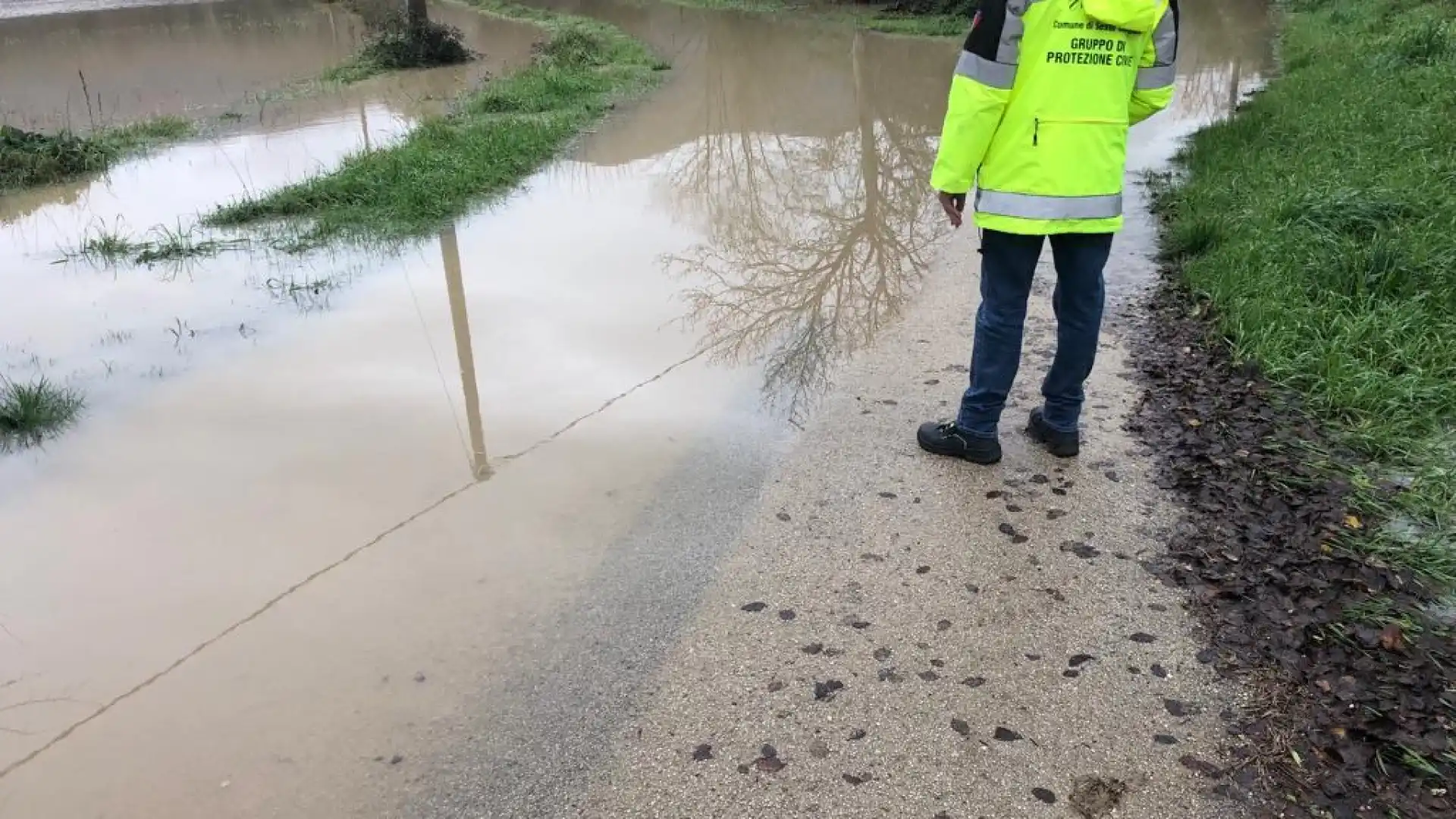 Sesto Campano: tanta paura per l'esondazione del Volturno. Rotto l'argine e acqua nei pressi delle abitazioni. Il sindaco Macari: "Chiedo da anni una soluzione, oggi la diffida alla Regione Molise".