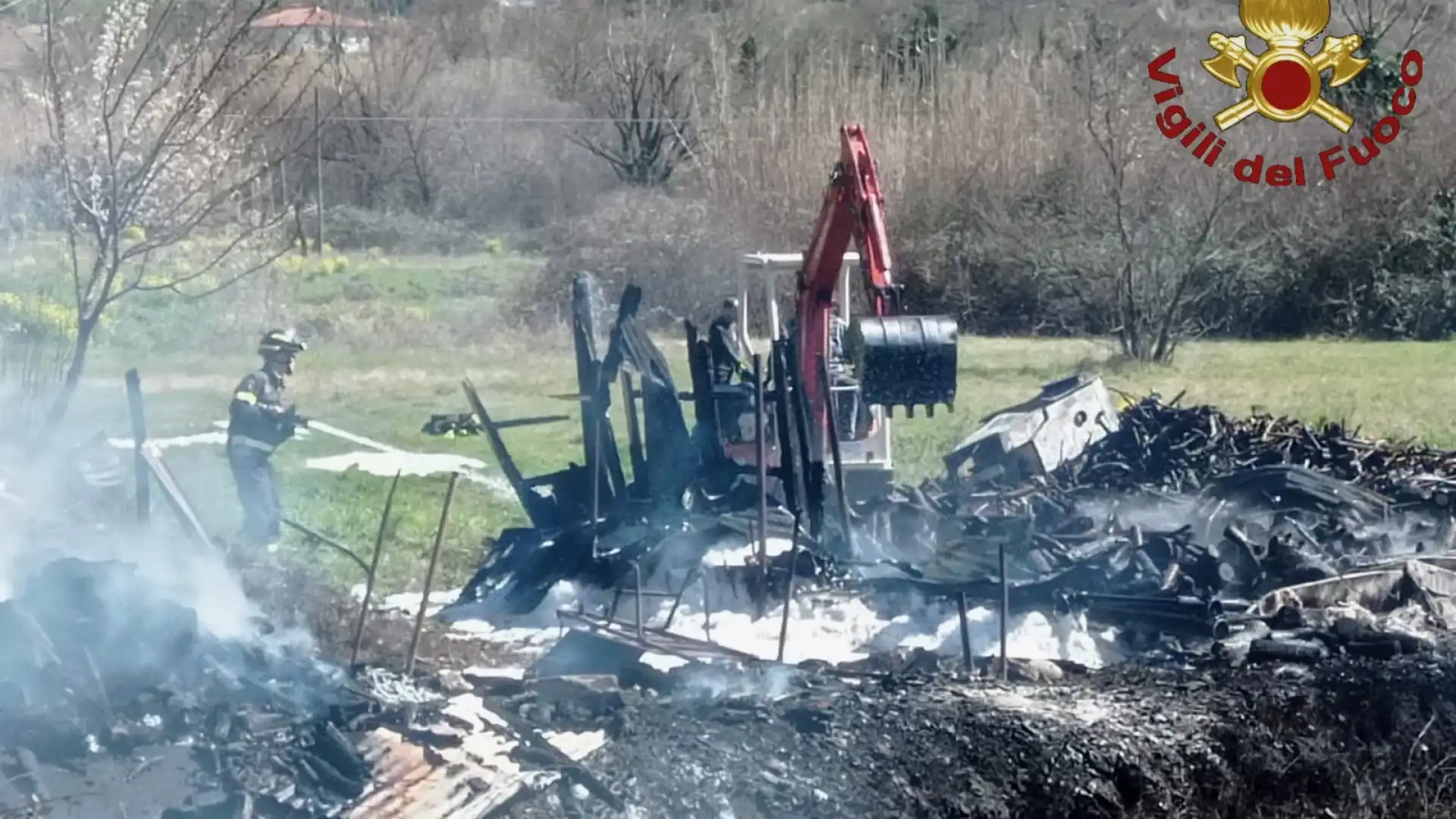 Monteroduni: a fuoco deposito di legna. Ingenti i danni. L'intervento dei Vigili del Fuoco di Isernia.