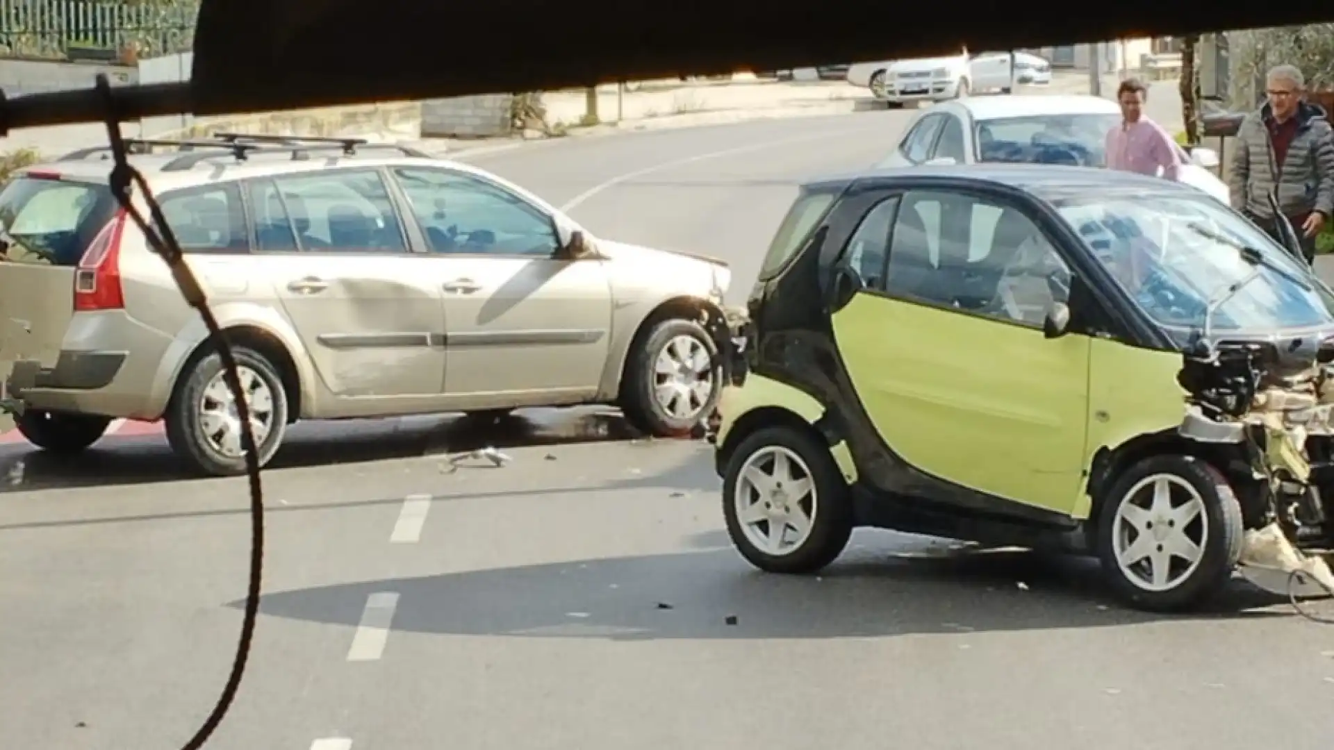 Fornelli: scontro tra due auto in località Bivio. Ingenti i danni alle vetture. Nessun ferito. Carabinieri sul posto.