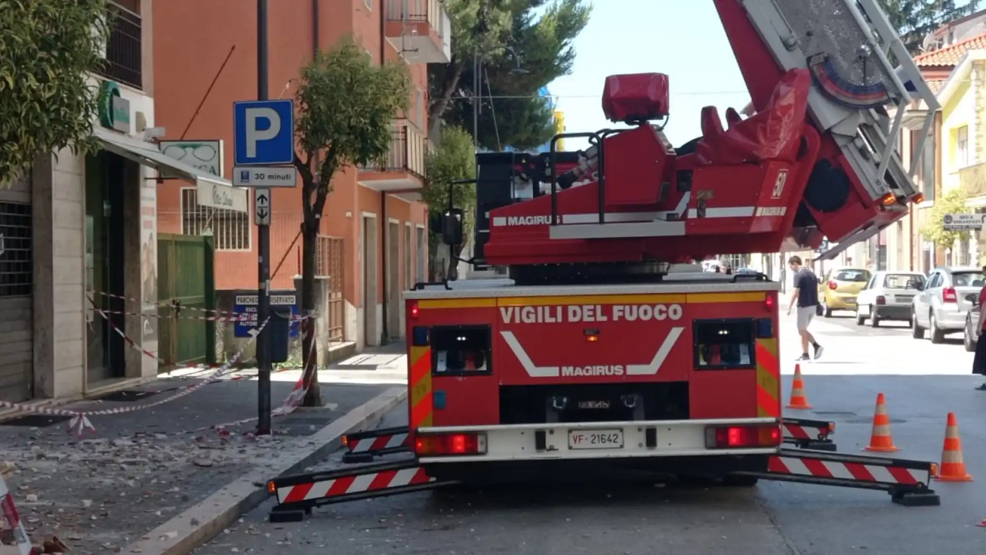 Isernia: cornicione si distacca dalla finestra di un palazzo in Via XXIV Maggio. Evitata una tragedia. Il distacco alle tre di questa mattina. Vigili del Fuoco in azione.