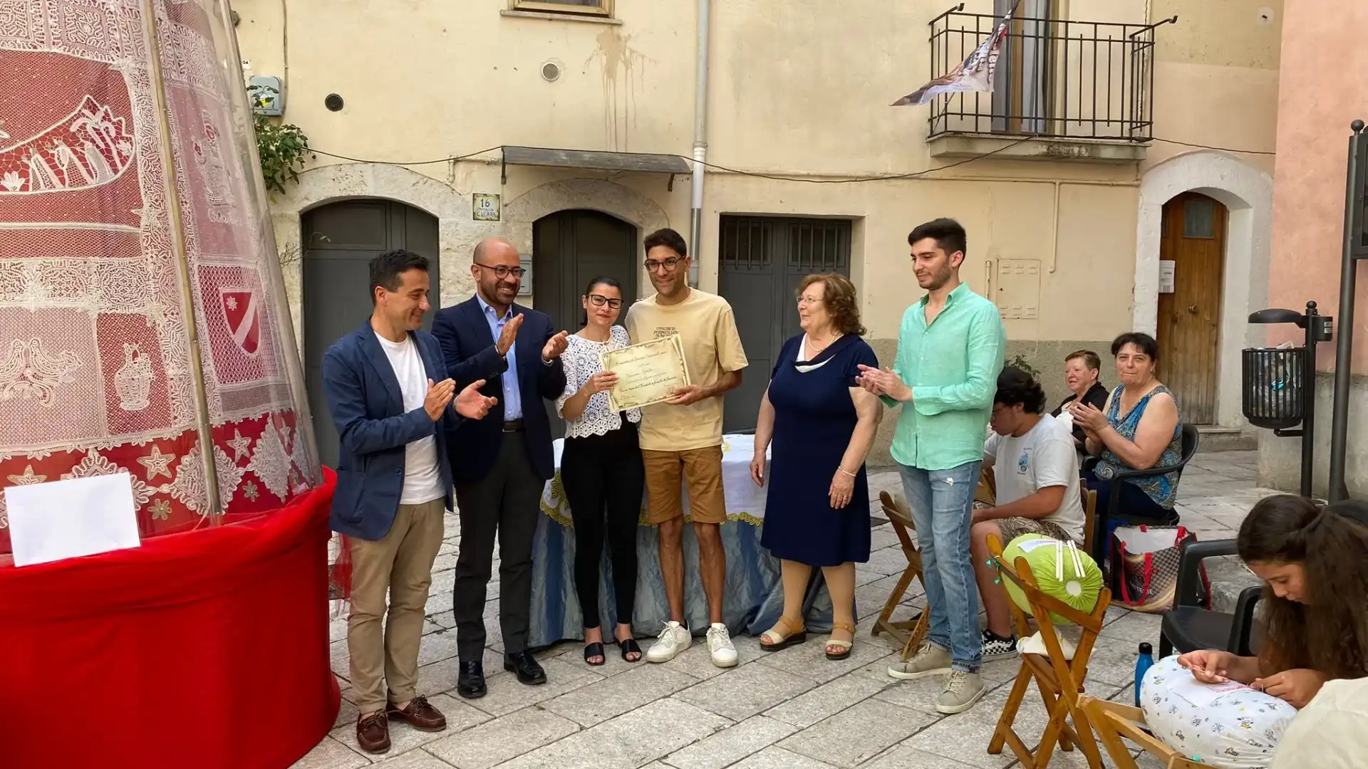 Isernia: il presidente della Provincia Ricci e il consigliere Fabrizio alla cerimonia di consegna degli attestati del corso di tombolo.