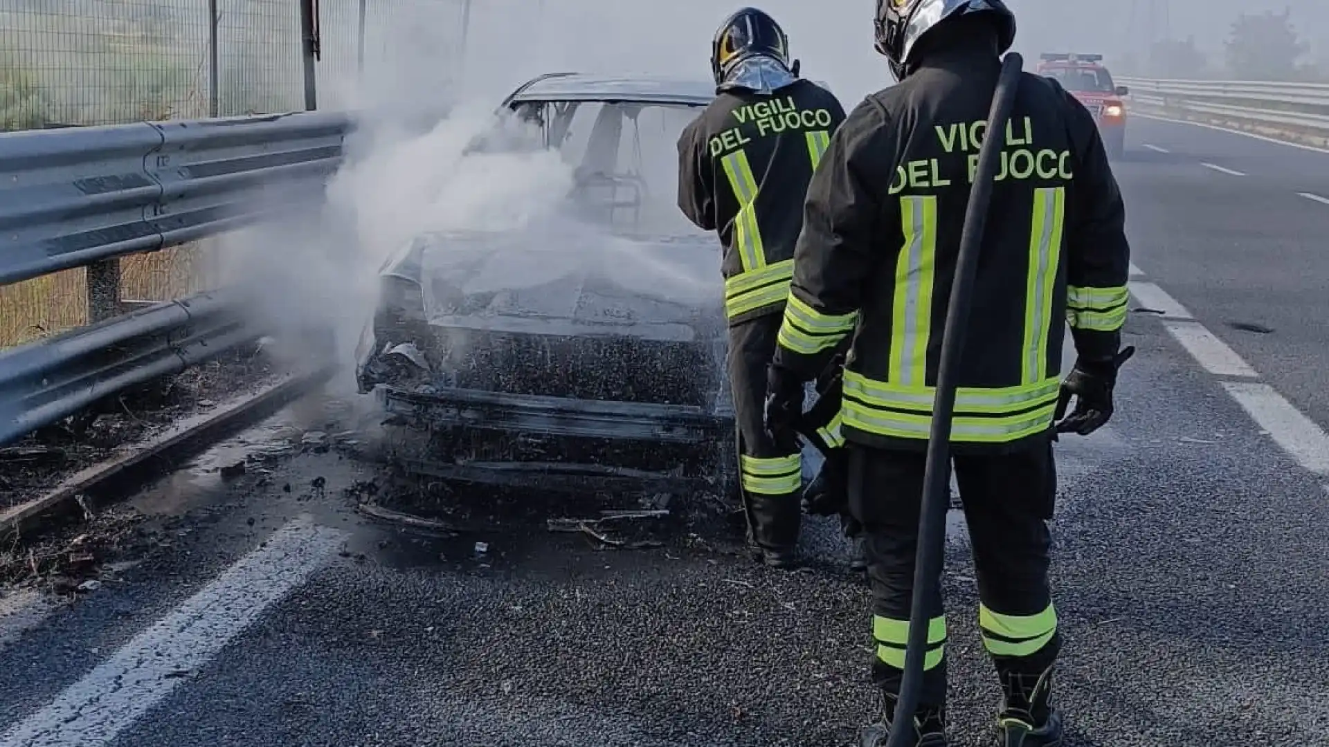 Venafro: auto in fiamme sulla statale 85 all’altezza della Variante. Intervento provvidenziale dei Vigili del Fuoco di Isernia.