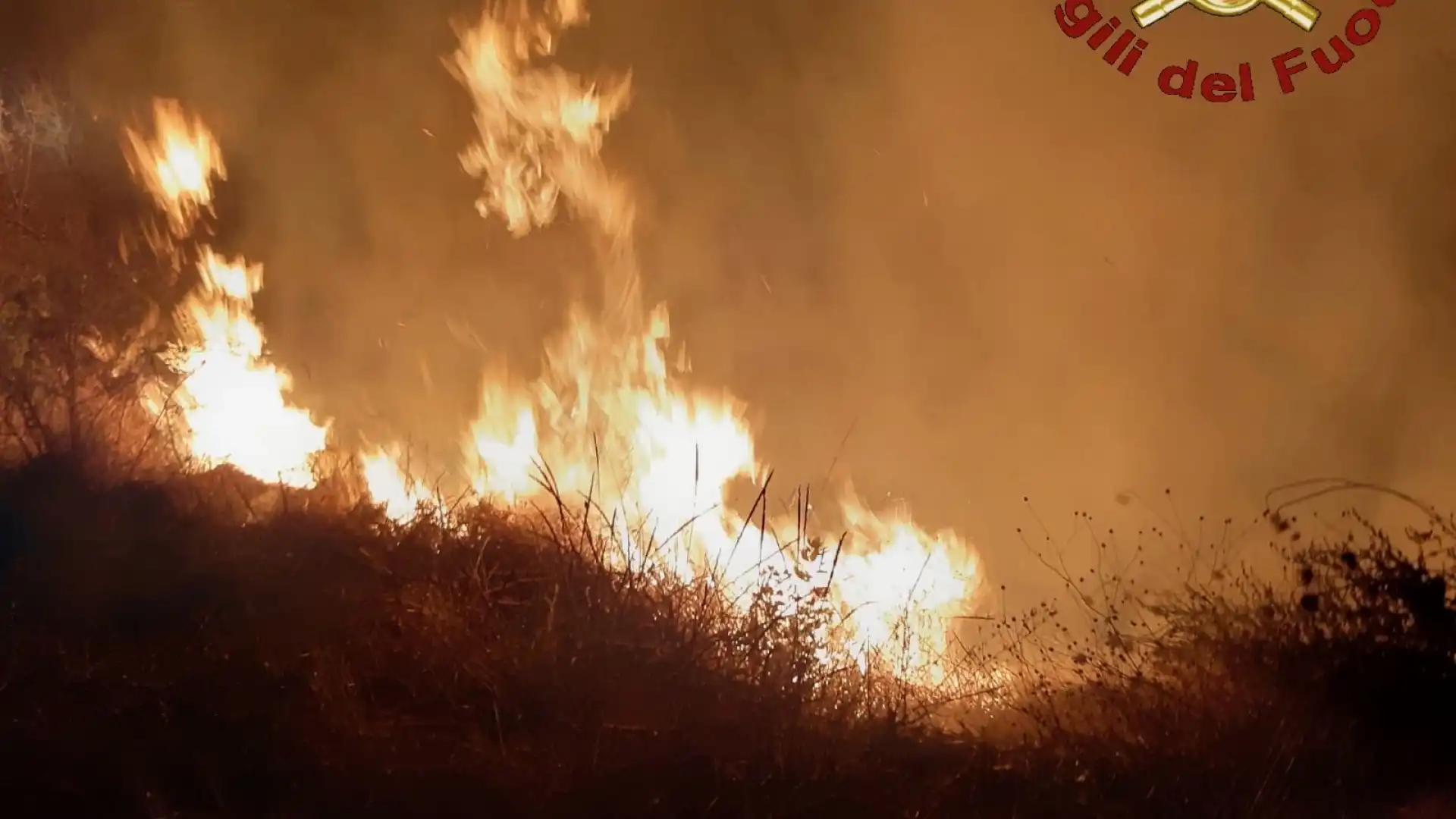 Agnone: terminate questa mattina alle tre le operazioni di spegnimento del vasto incendio che ha interessato la zona della Fondo Valle Verrino.