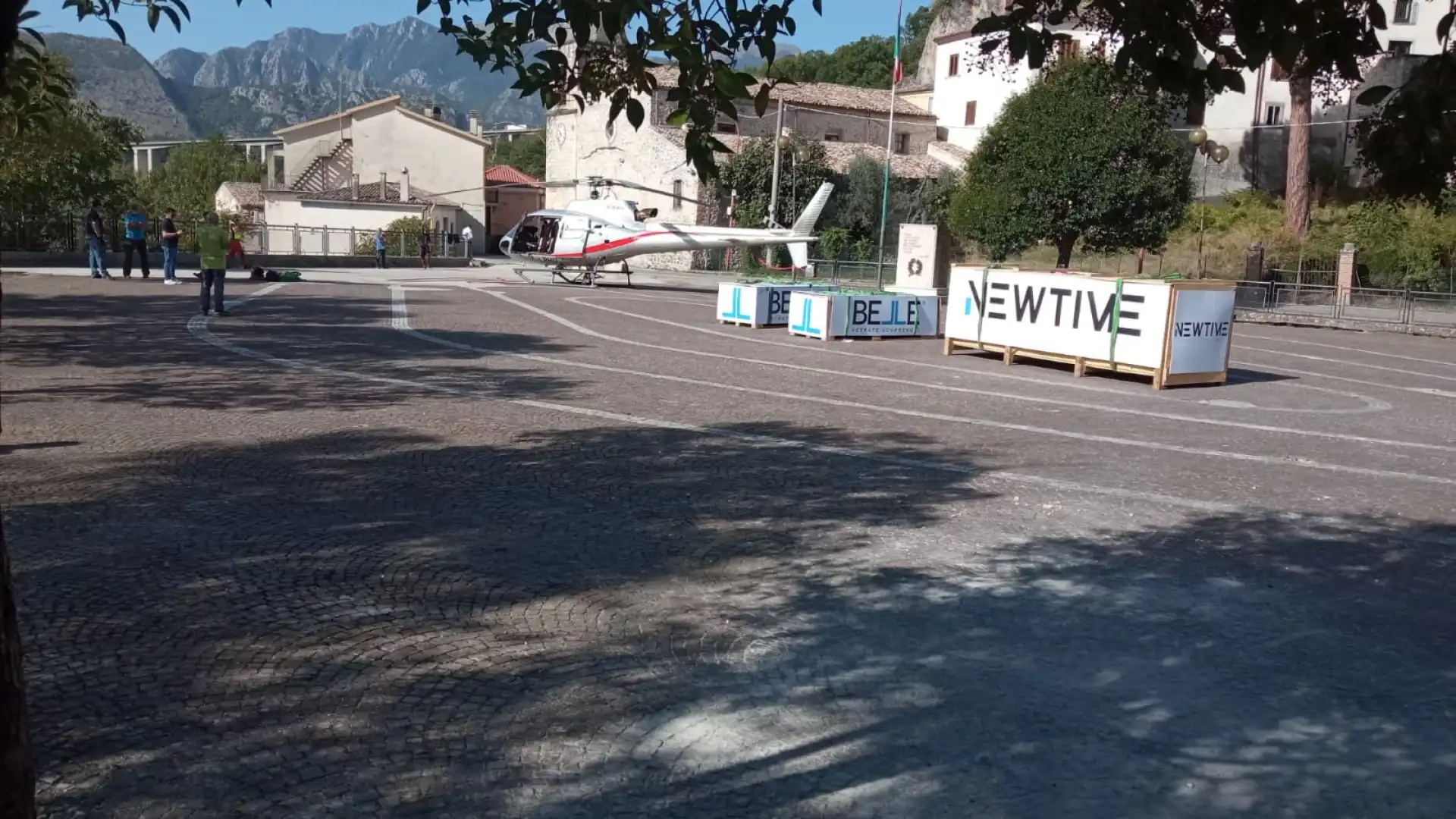 Cerro al Volturno: trasporto materiale per i lavori al Castello Pandone. Elicottero in azione in paese. Guarda il video.