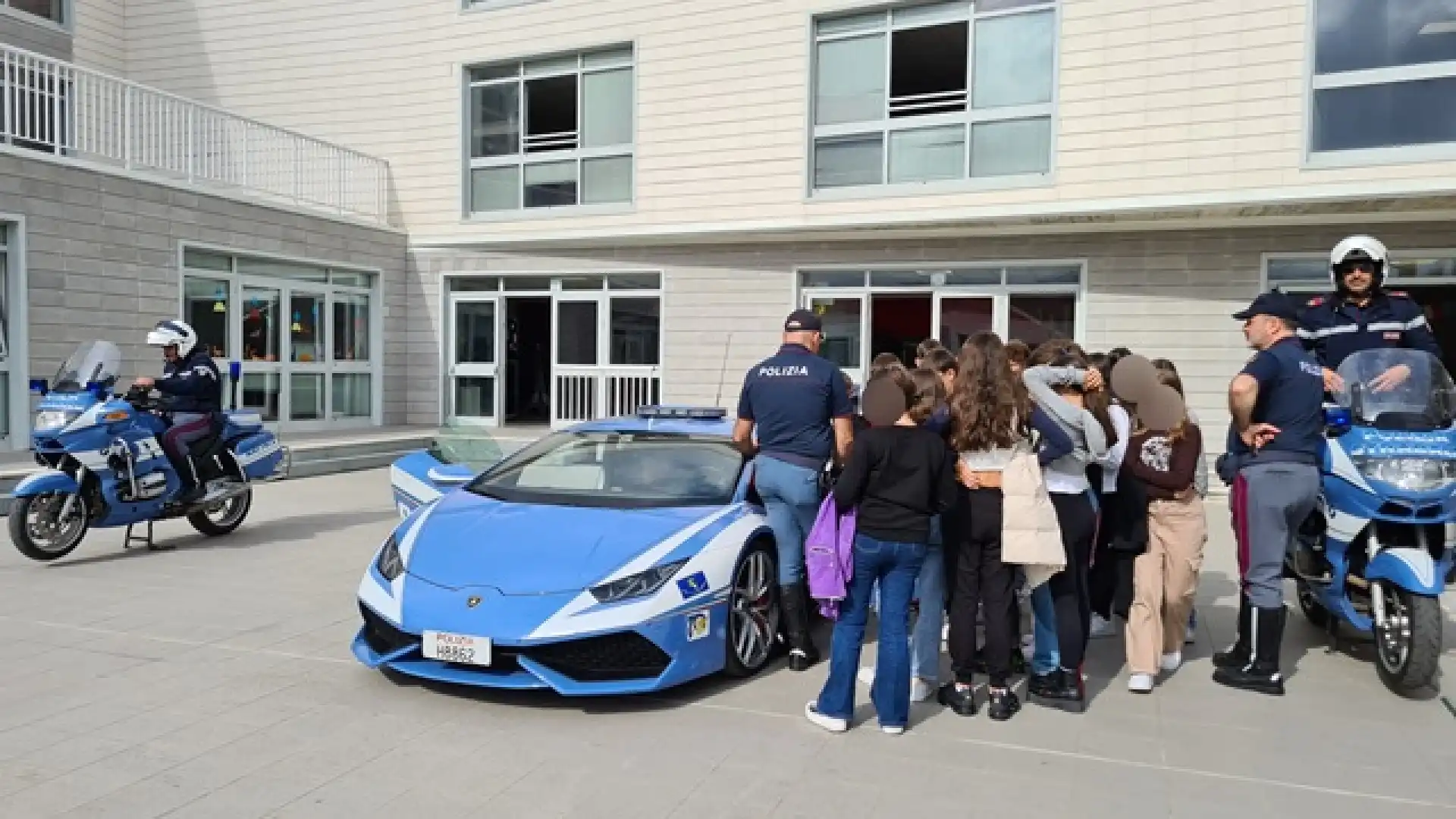 Campagna sulla sicurezza stradale: questa mattina la Lamborghini della Polizia di Stato ad Isernia.