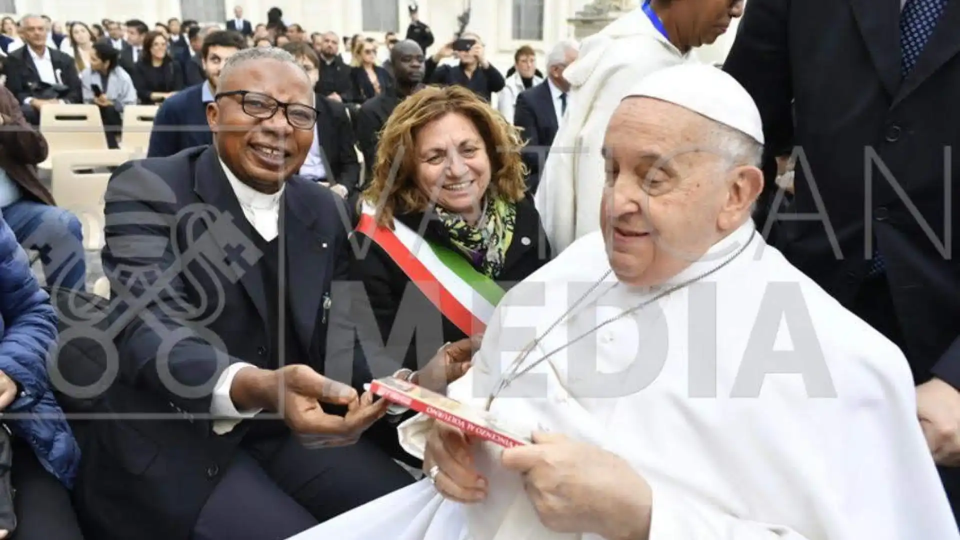 La comunità di Castel San Vincenzo all'udienza Generale con Papa Francesco. Il sindaco Marisa Margiotta: Una giornata da incorniciare.