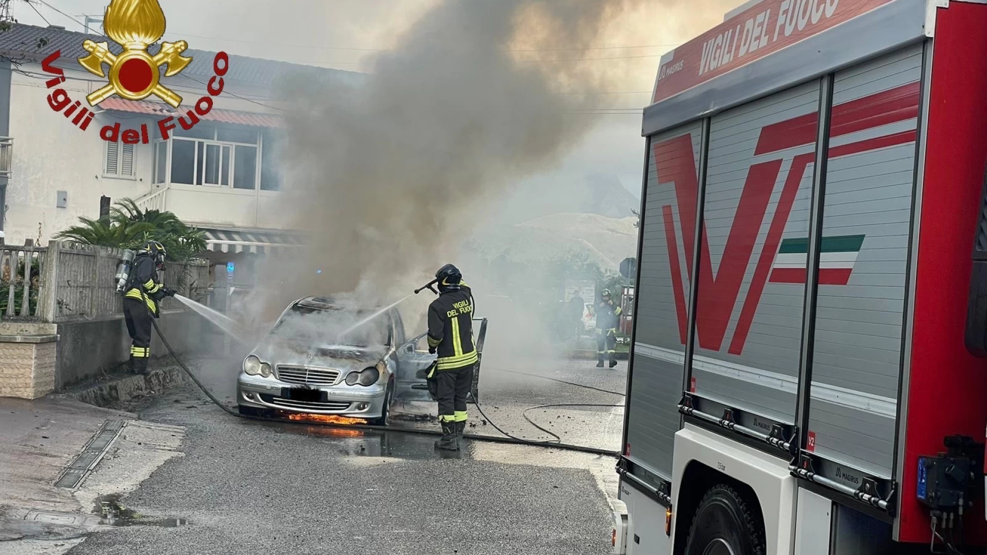 Sesto Campano: auto va a fuoco sulla statale 158. Intervento dei Vigili del Fuoco di Isernia.