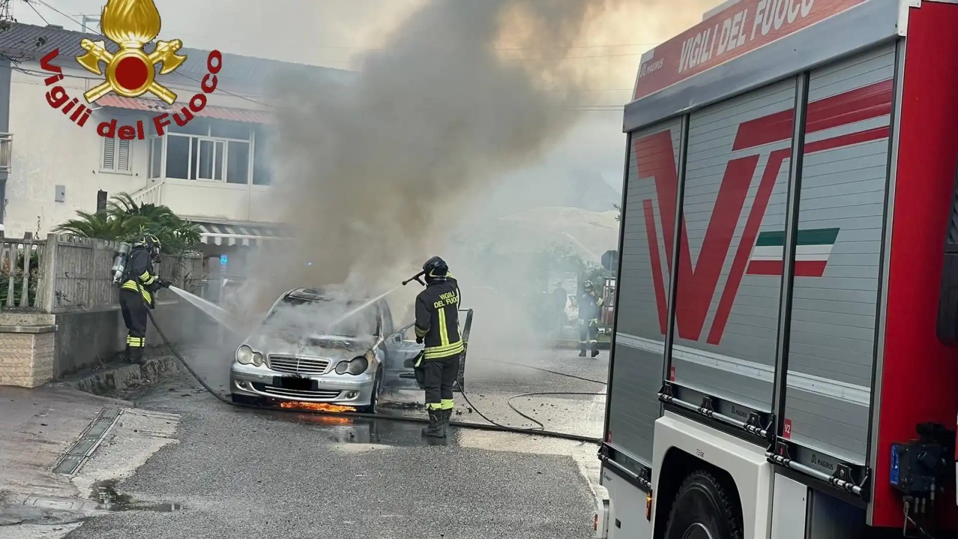 Sesto Campano: auto va a fuoco sulla statale 158. Intervento dei Vigili del Fuoco di Isernia.