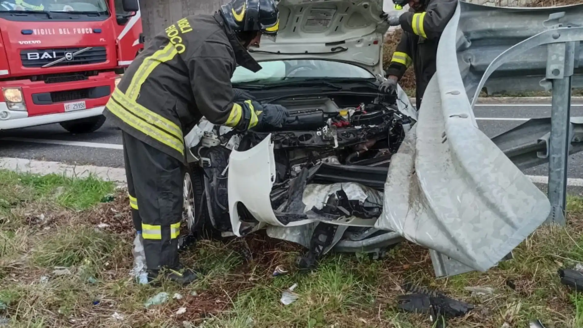 Venafro: auto esce fuori strada sulla statale 85. Coinvolto automobilista sessantenne. Intervento dei Vigili del Fuoco di Isernia.