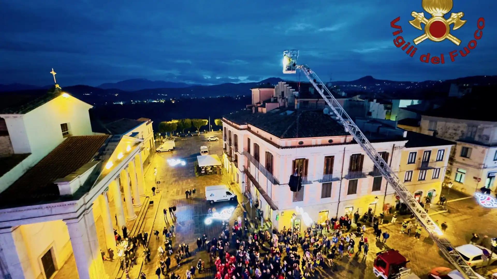 La Befana dei Vigili del Fuoco si cala dall'alto ad Isernia e Agnone. Guarda le foto.