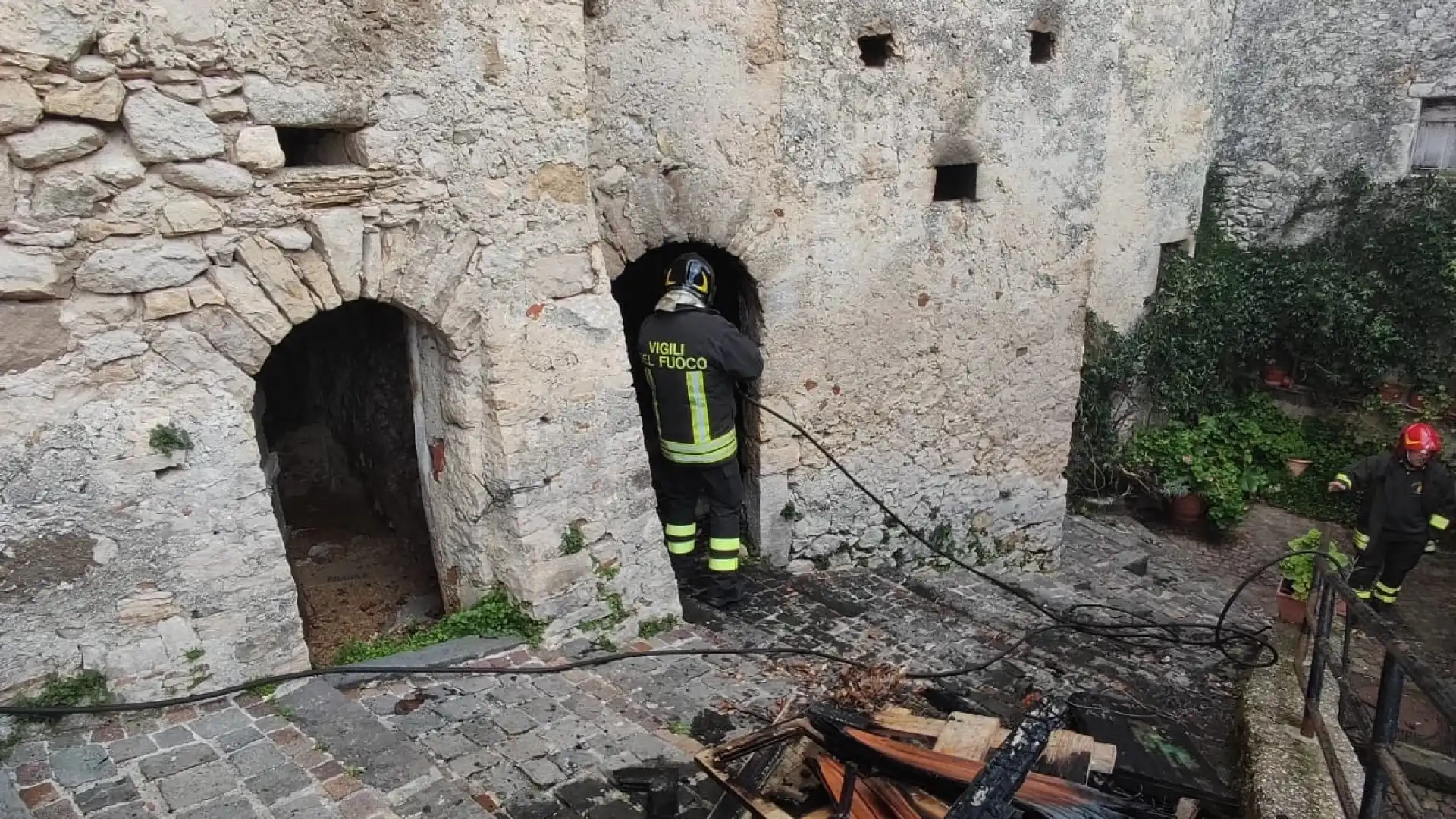 Pesche: incendio in un magazzino. Intervengono i Vigili del Fuoco di Isernia.