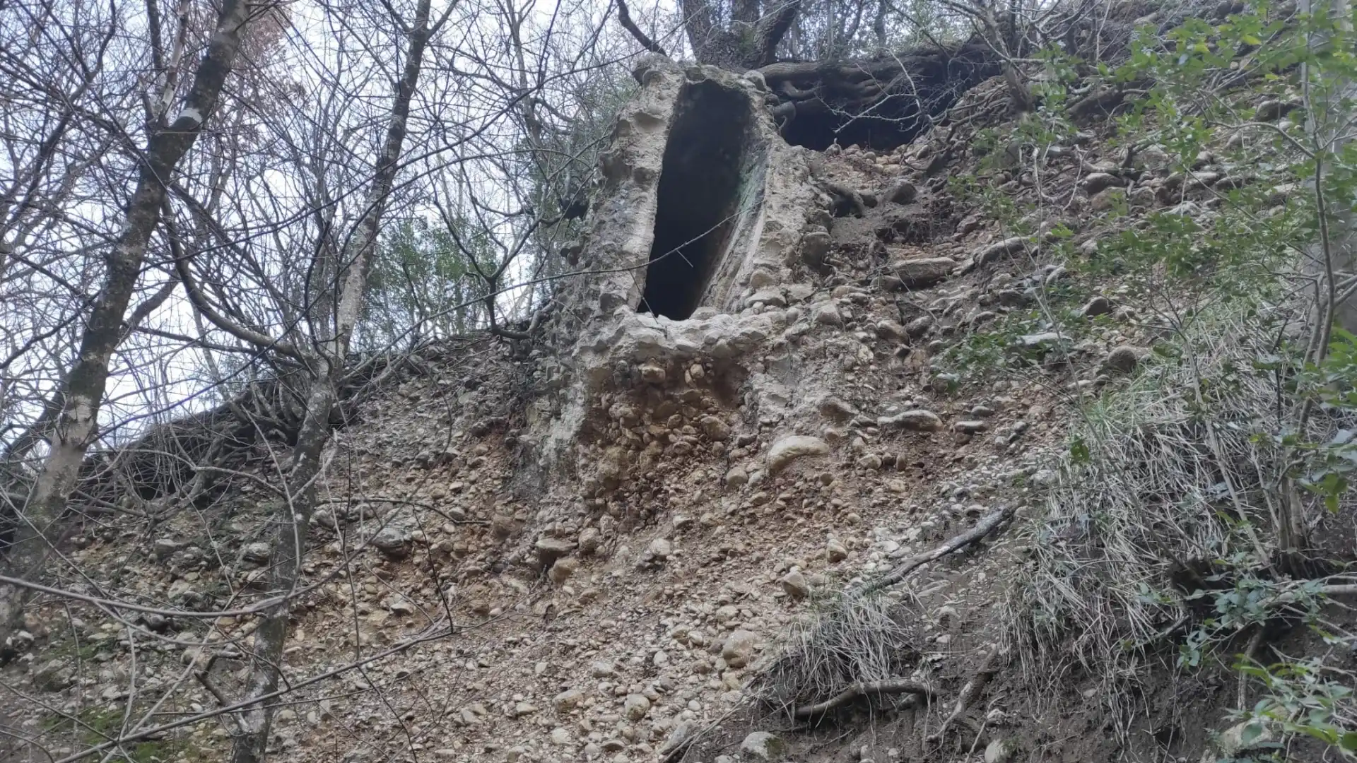 Le piogge degli ultimi giorni causano la frana di parte dello storico acquedotto romano che attraversa i territori di Colli e Montaquila.