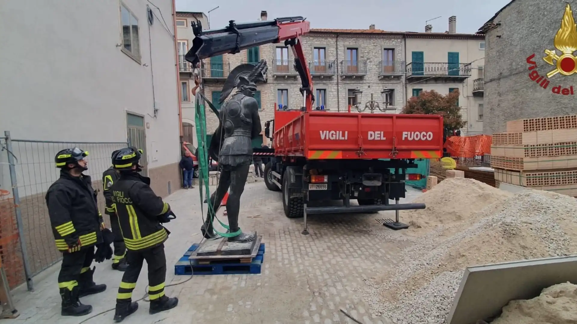 Pietrabbondante: i Vigili del Fuoco di Isernia "traslocano" il  Guerriero Sannita.