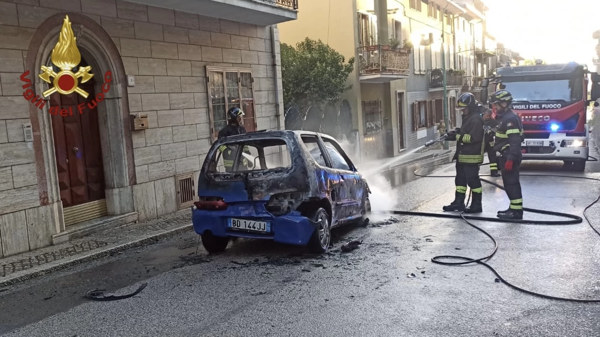 Monteroduni: auto a fuoco per guasto. Intervengono i Vigili del Fuoco di Isernia.