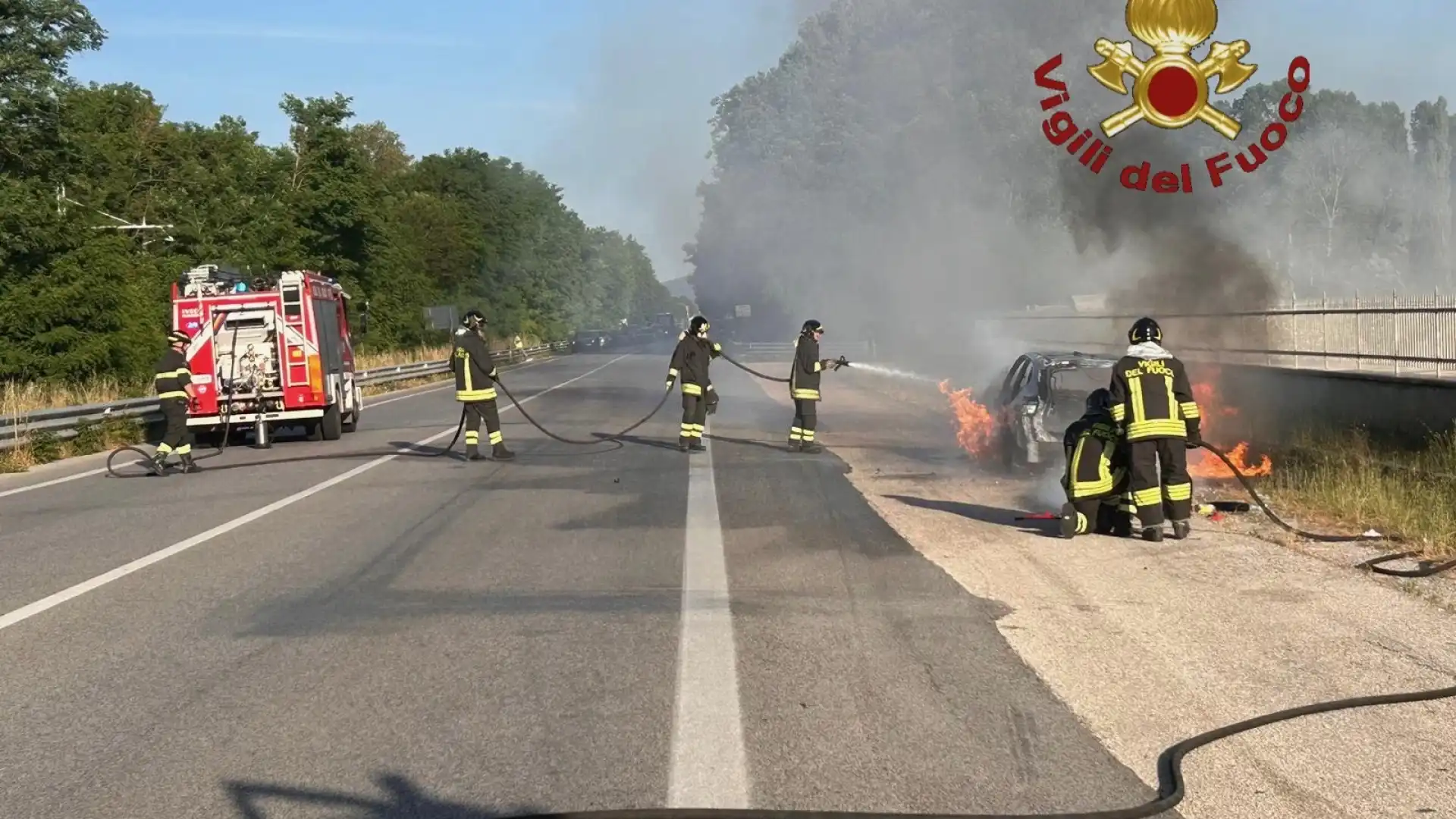 Auto in fiamme sulla statale 17 nella serata di ieri tra Cantalupo e San Massimo.