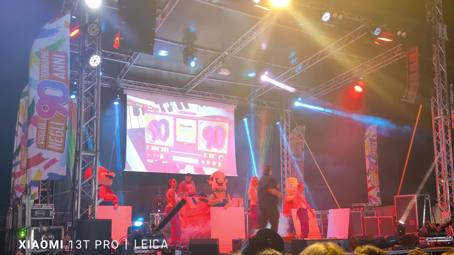 Sesto Campano : piazza Romandino gremita per una grande notte dance anni '90. Guarda il video