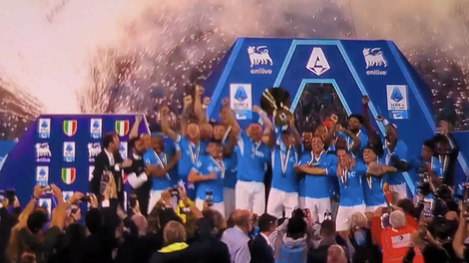 Il Napoli conquista il quarto scudetto. Impazza o per tutta la notte o festeggiamenti in Provincia di Isernia ed Alto Sangro. Rivedi la nostra diretta.