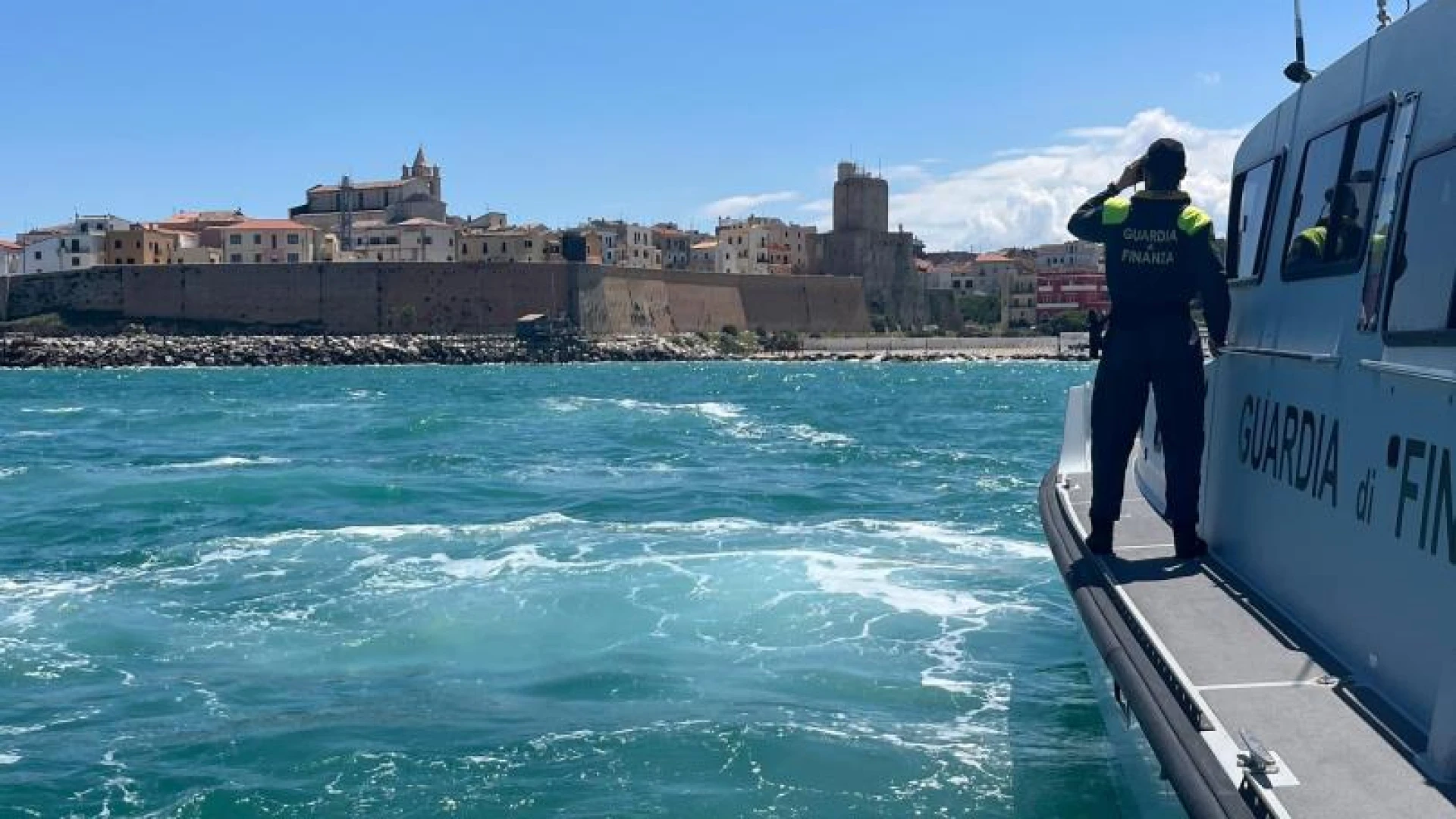 Termoli: escursione in gommone a lieto fine, grazie all’intervento dell’equipaggio della Guardia di Finanza.