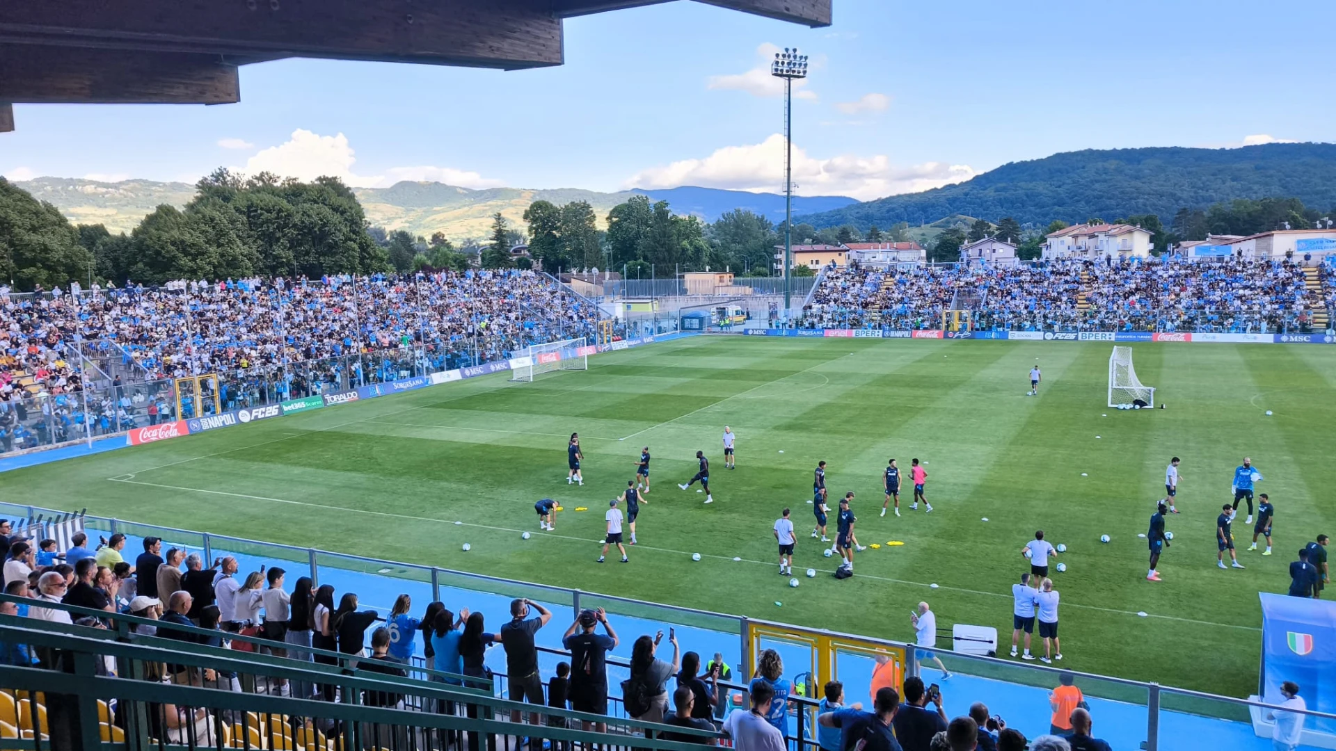 Castel Di Sangro: quarto allenamento per il Napoli sul terreno di gioco dello stadio Teofio Patini. Folla oceanica all'esterno del cancelli dello stadio Teofilo Patini.