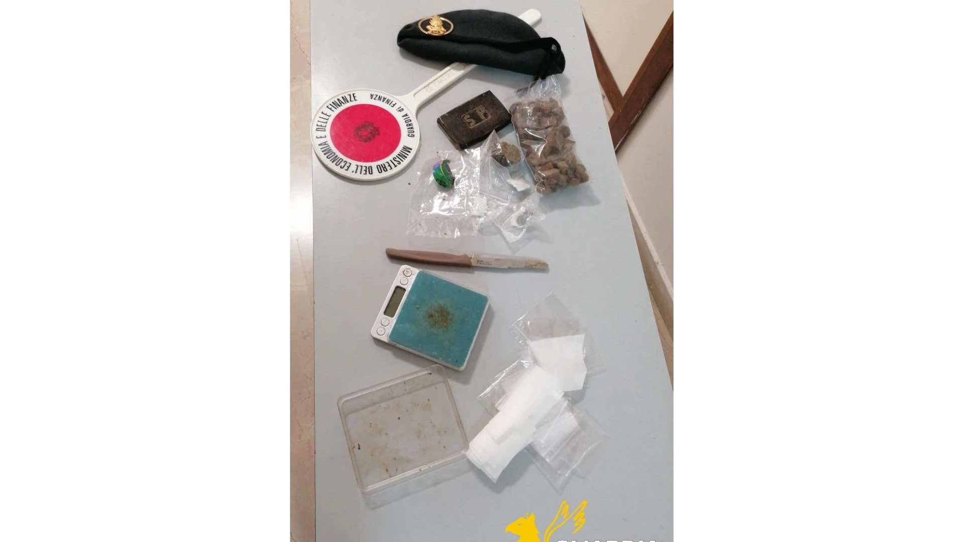 La Guardia di Finanza della Compagnia di Termoli denuncia una persona per detenzione di stupefacenti.