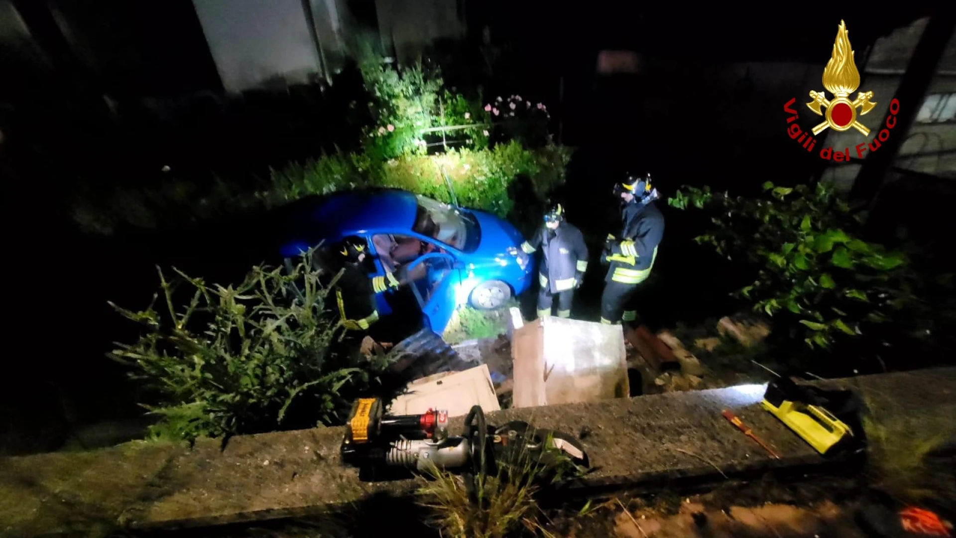 Isernia: esce di strada con auto e provoca fuga di gas. Intervento dei Vigili del Fuoco nella notte a Fragnete.