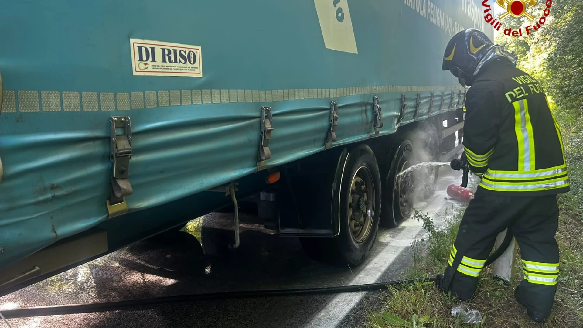 Colli a Volturno: principio di incendio per un autotreno sulla statale 158. Intervento dei Vigili del Fuoco.