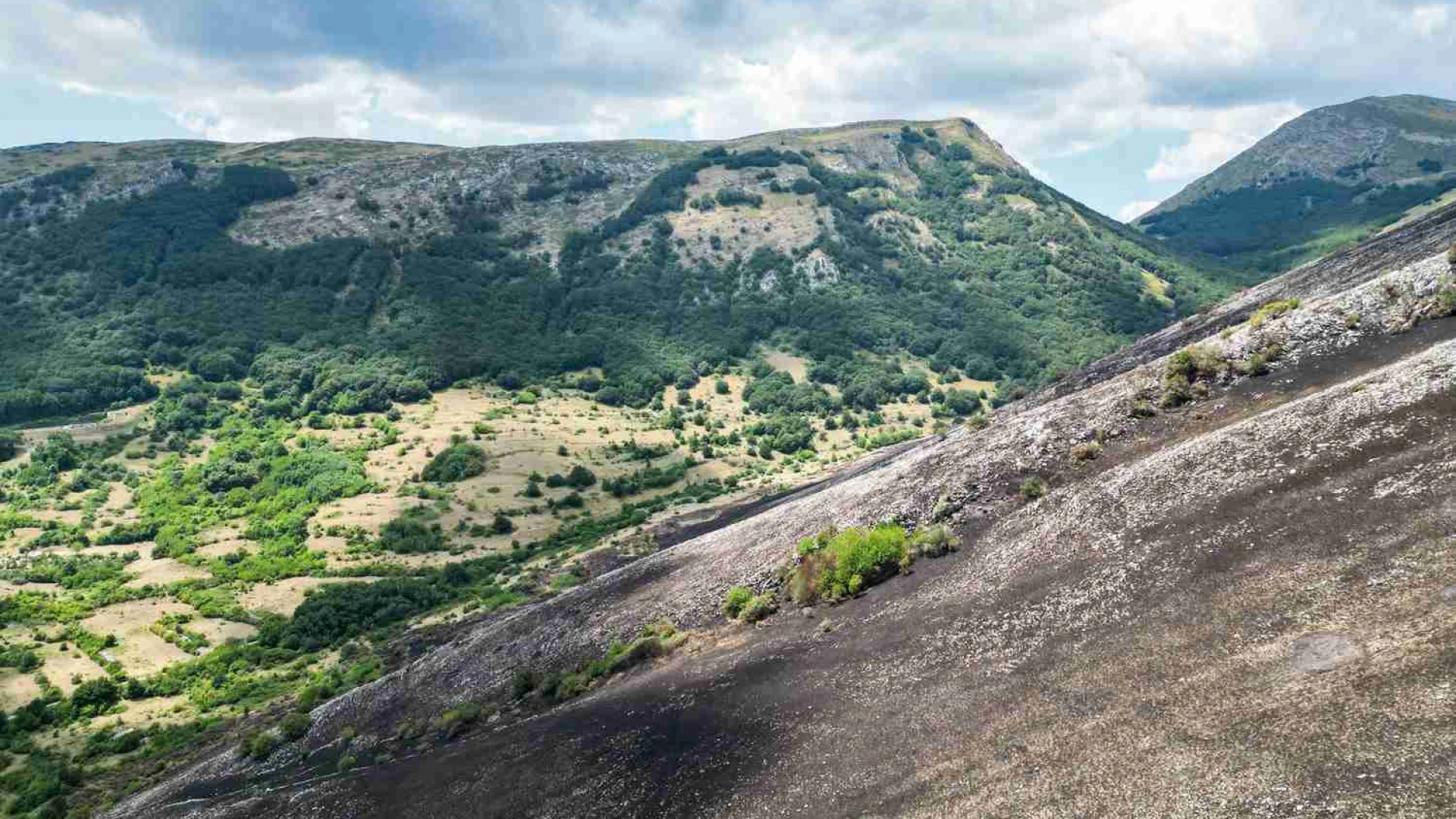 Incendi sull’Altopiano delle Rocche: servono prevenzione, presidio del territorio e una Protezione civile organizzata