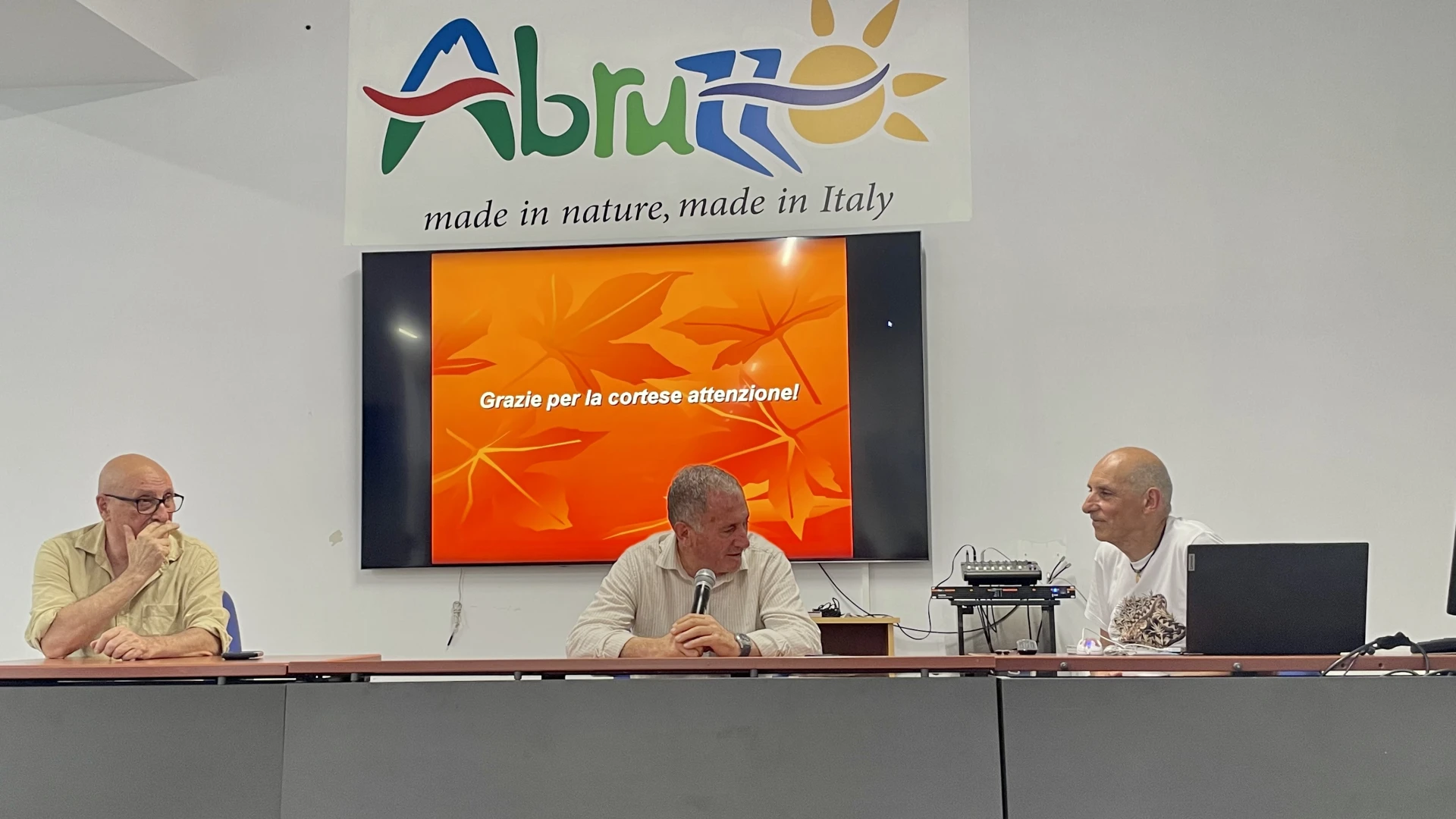 Sala gremita a Castel Di Sangro per la presentazione della “GUIDA AI SERPENTI AUTOCTONI D’ABRZZO”.