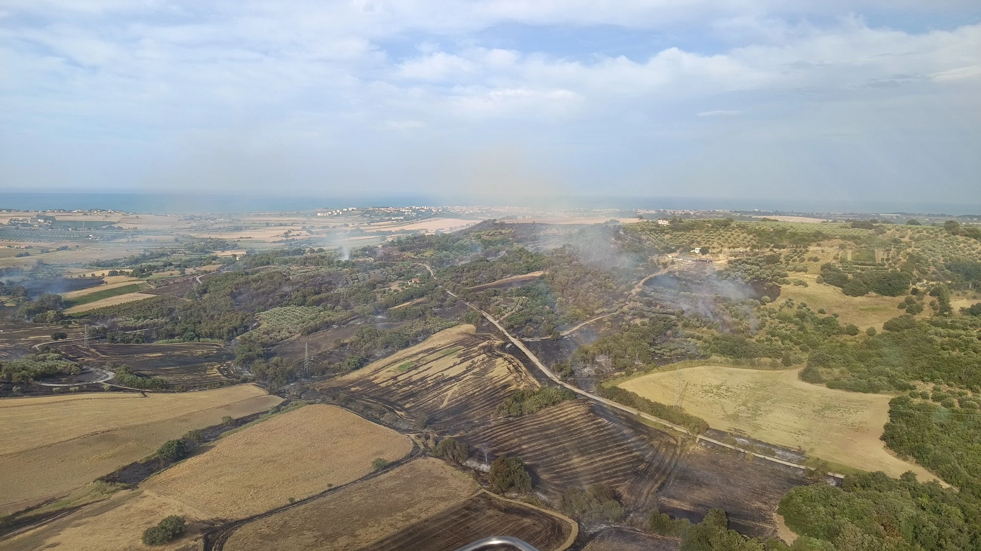 Vasto incendio a San Giacomo Degli Schiavoni. Il presidente Roberti monitora la situazione.