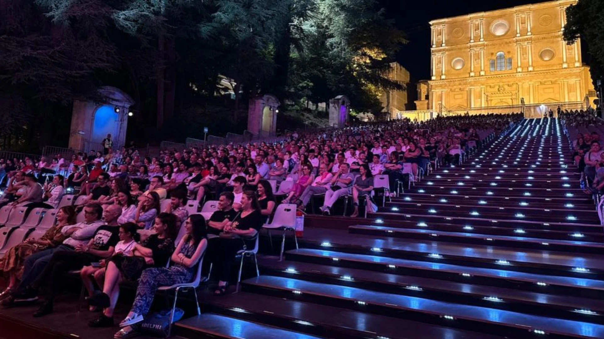 Perdonanza, mercoledì “La Giornata dei Bambini e delle Famiglie”. Alessandro Siani con “Fake News Live Tour” alla Scalinata di San Bernardino