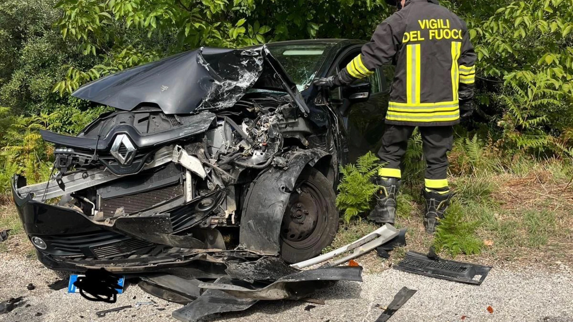 Incidente stradale a Roccapipirozzi, frazione di Sesto Campano. Intervento dei Vigili del Fuoco di Isernia.