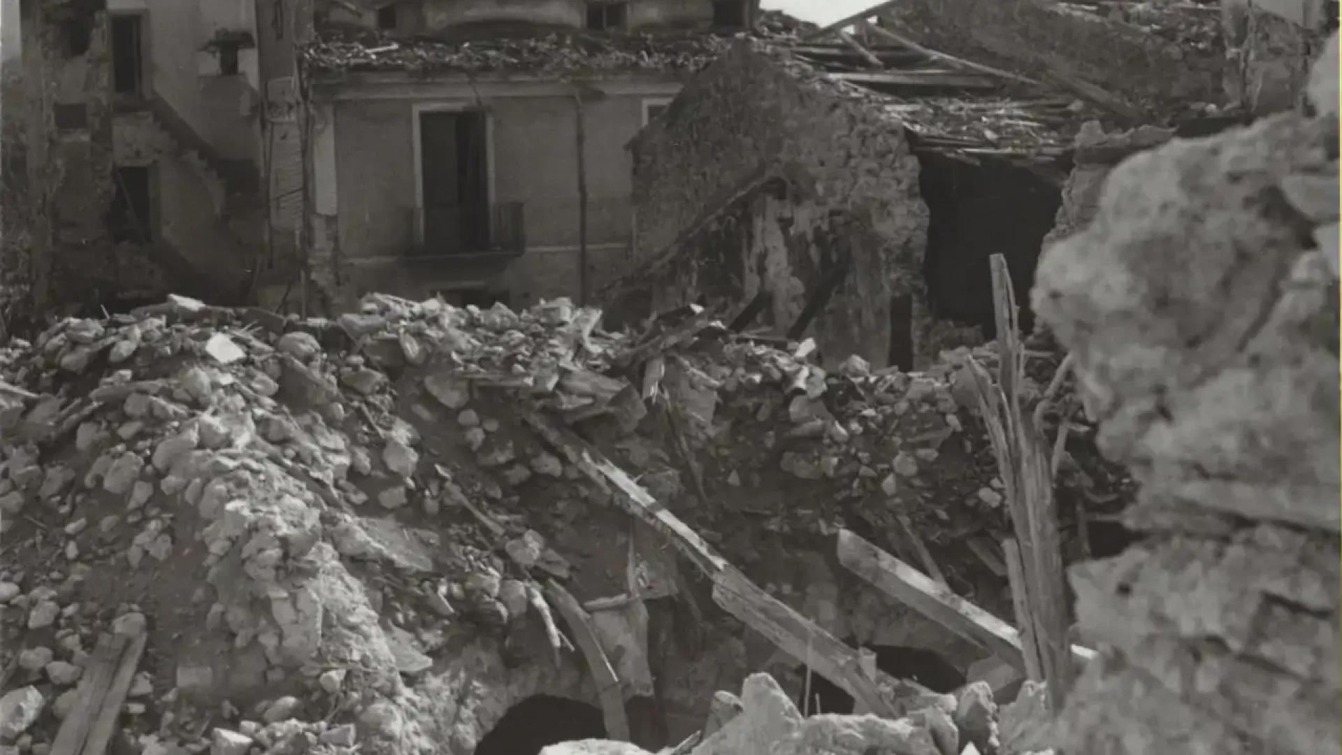 Della guerra e della pace »  Poesie, immagini, suoni in memoria delle vittime del bombardamento di Isernia del 10 settembre 1943.