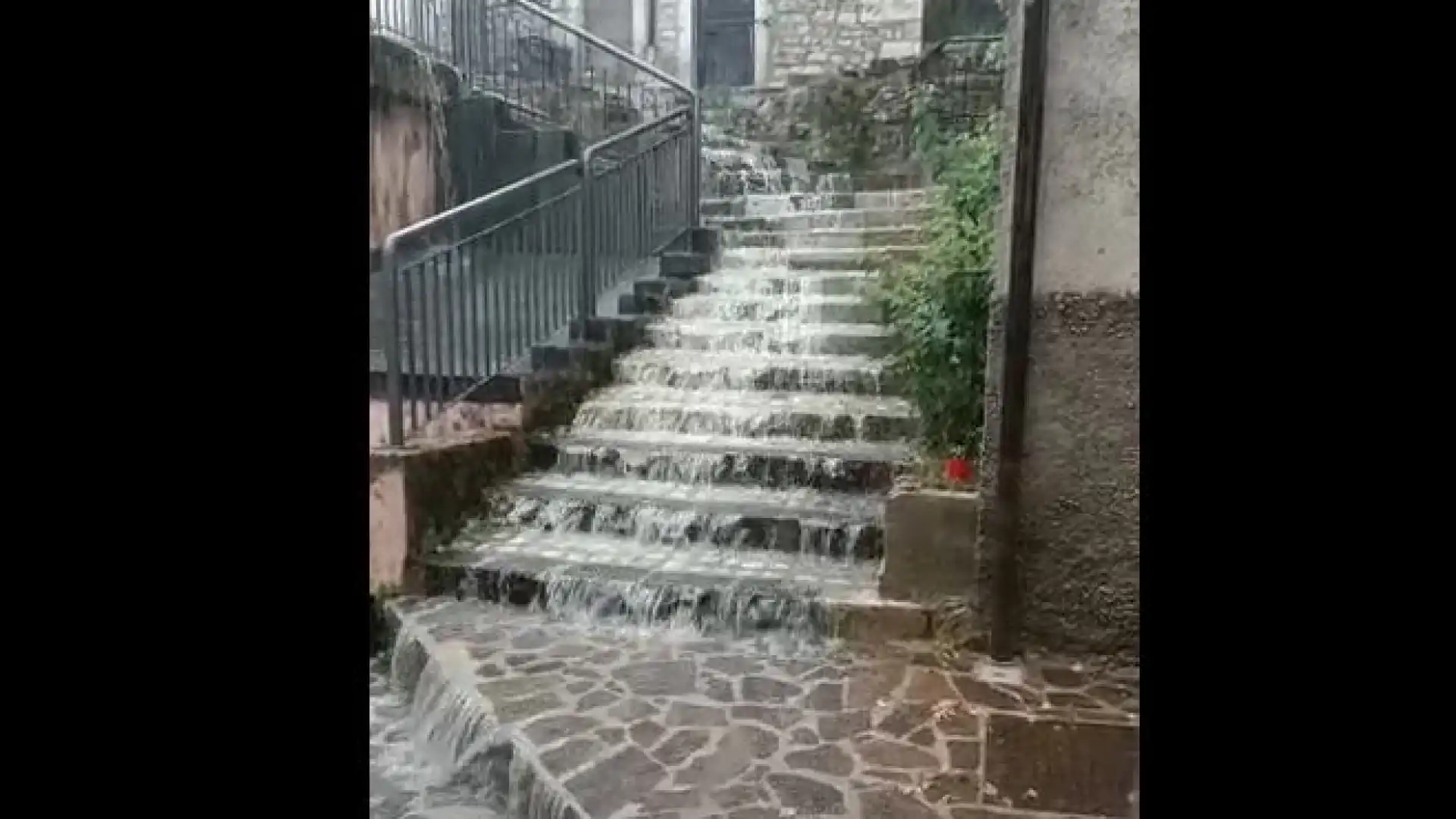 Rionero Sannitico: bomba d’acqua nel tardo pomeriggio. Segnalati allagamenti di case e scantinati, disagi alla rete fognaria e danni vari sul territorio. Guarda i video