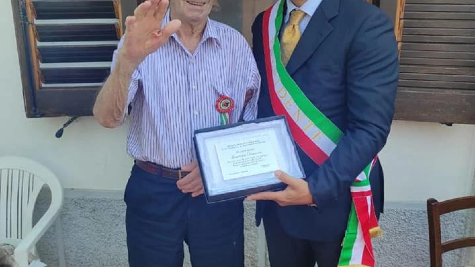 Colli a Volturno: la società di Mutuo Soccorso consegna una targa ricordo al socio più Longevo Domenico Lombardi.