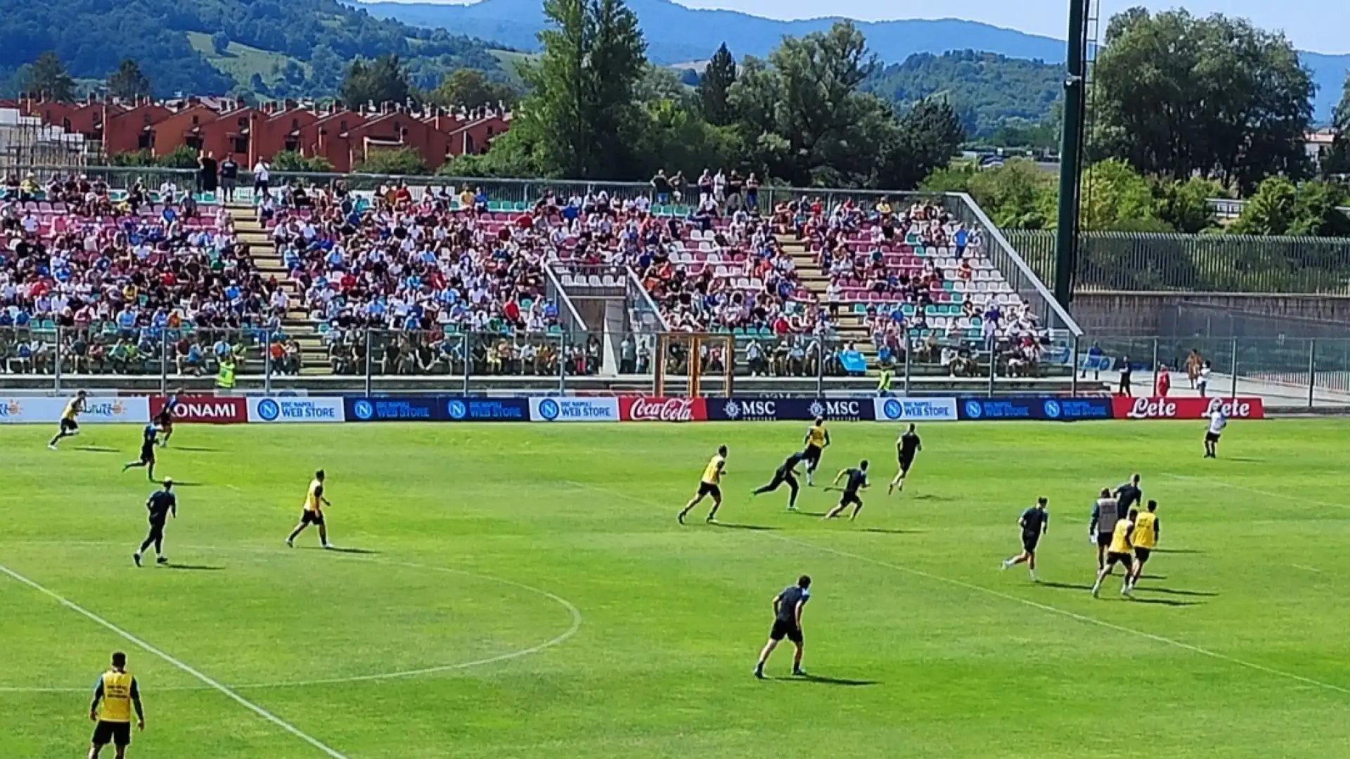 Day 8 per il Napoli, partita a centrocampo e Patini pieno anche in una delle due curve.