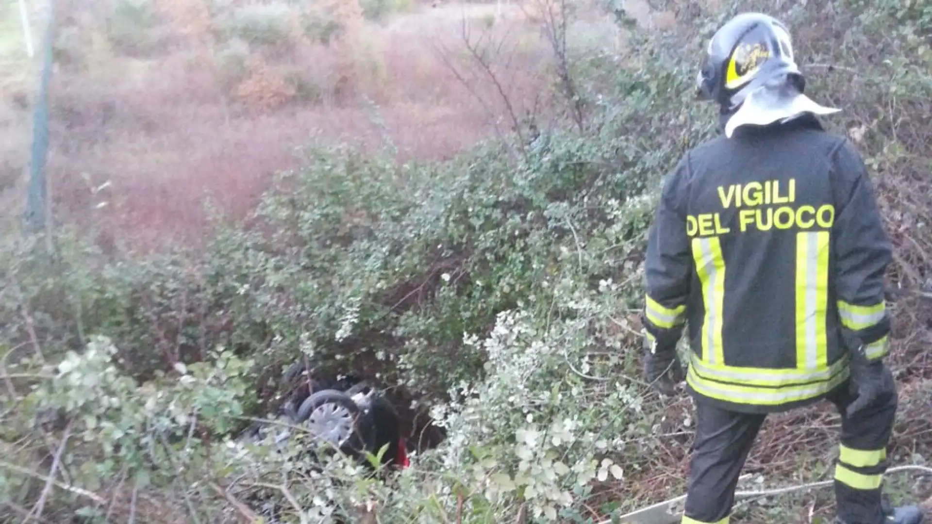 Colli a Volturno: Epifania di paura sulla statale 158. Auto si ribalta e finisce in una scarpata. Illesi i conducenti.