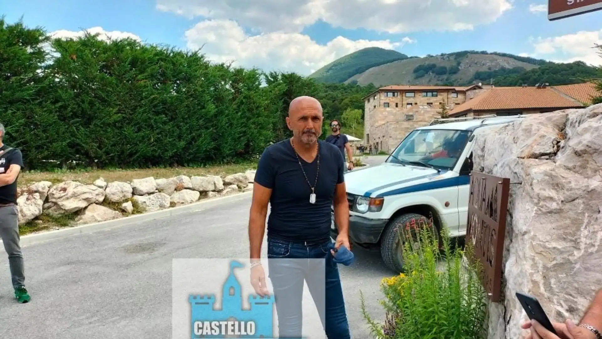 L'arrivo del Napoli a Rivisondoli. Pochi i tifosi presenti e delusi dalla campagna acquisti. Rivedi la diretta di "Castello Azzurro"