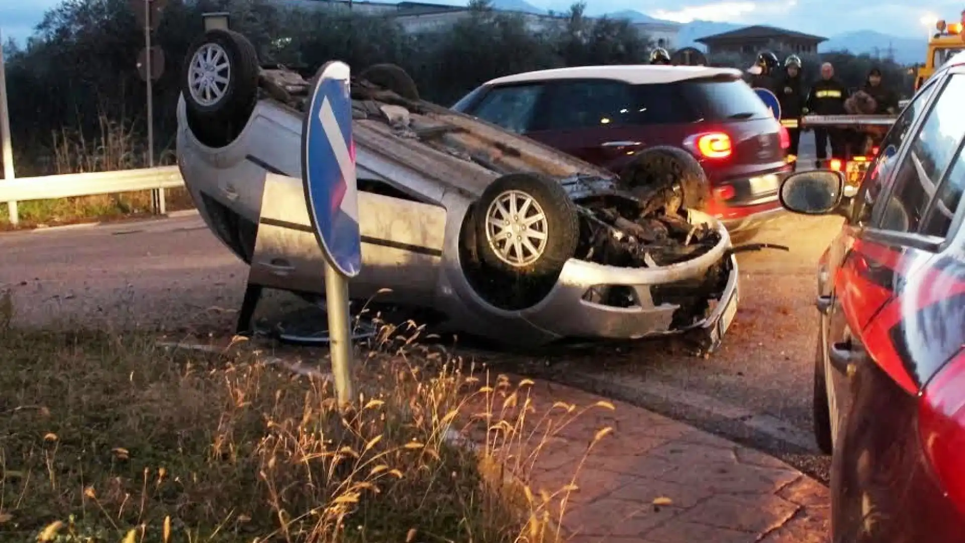 Pozzilli: auto si ribalta sulla strada consortile. L’ennesimo incidente di una giornata caratterizzata dalla cronaca. Sul posto i Vigili del Fuoco.